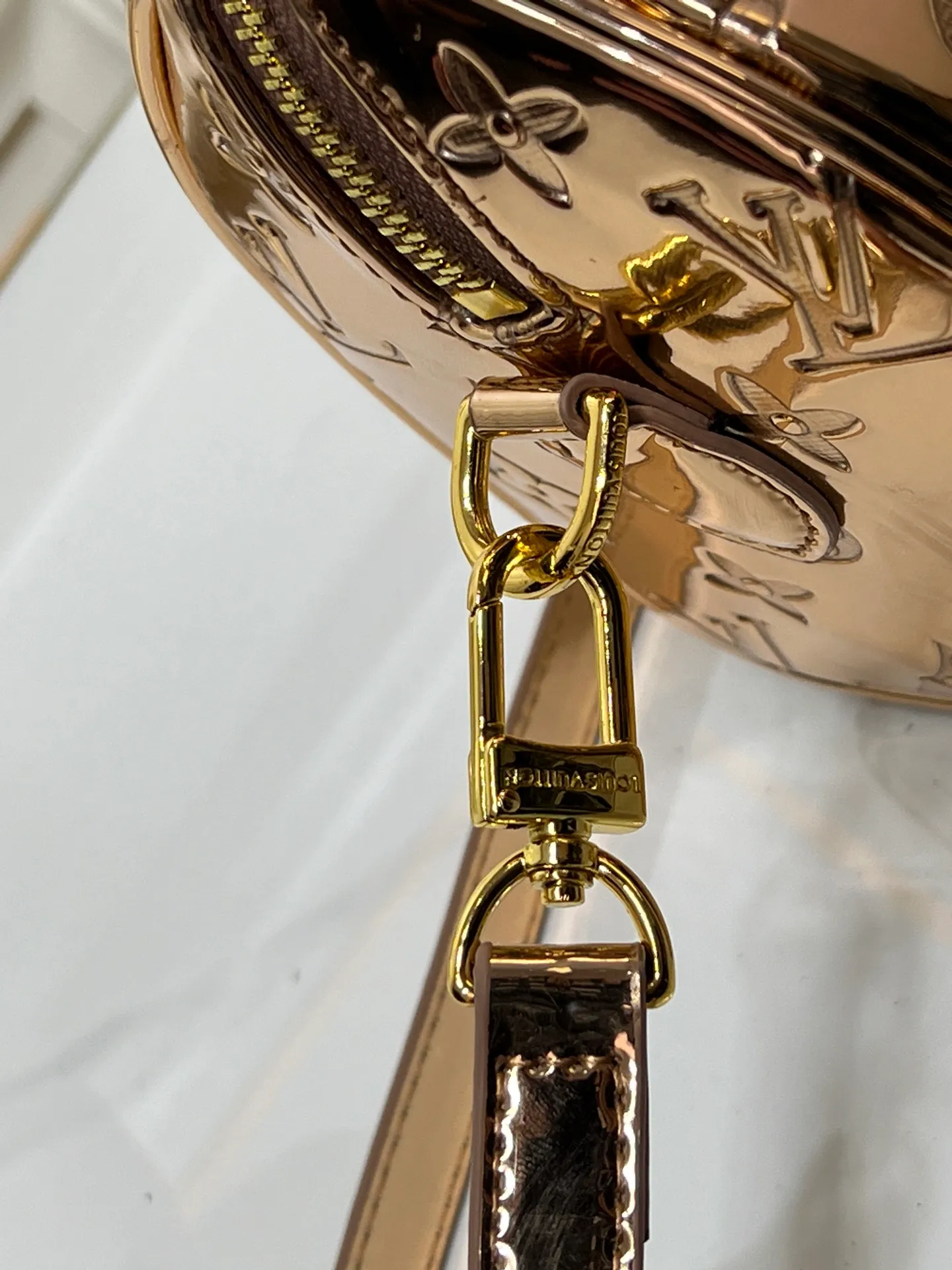 Batch 260💰M11987 M58953 Rose Gold This Speedy Bandoulière 20 handbag is from the LV Ski series. It is made of embossed coated canvas decorated with smooth leather trim and bright metal parts, and then uses the new Monogram Miroir effect to declare the concept of retro futurism. The detachable and adjustable leather shoulder strap allows for a variety of carrying options, and the compact design can accommodate daily needs such as a long wallet. Dimensions: 20.5x13.5x12