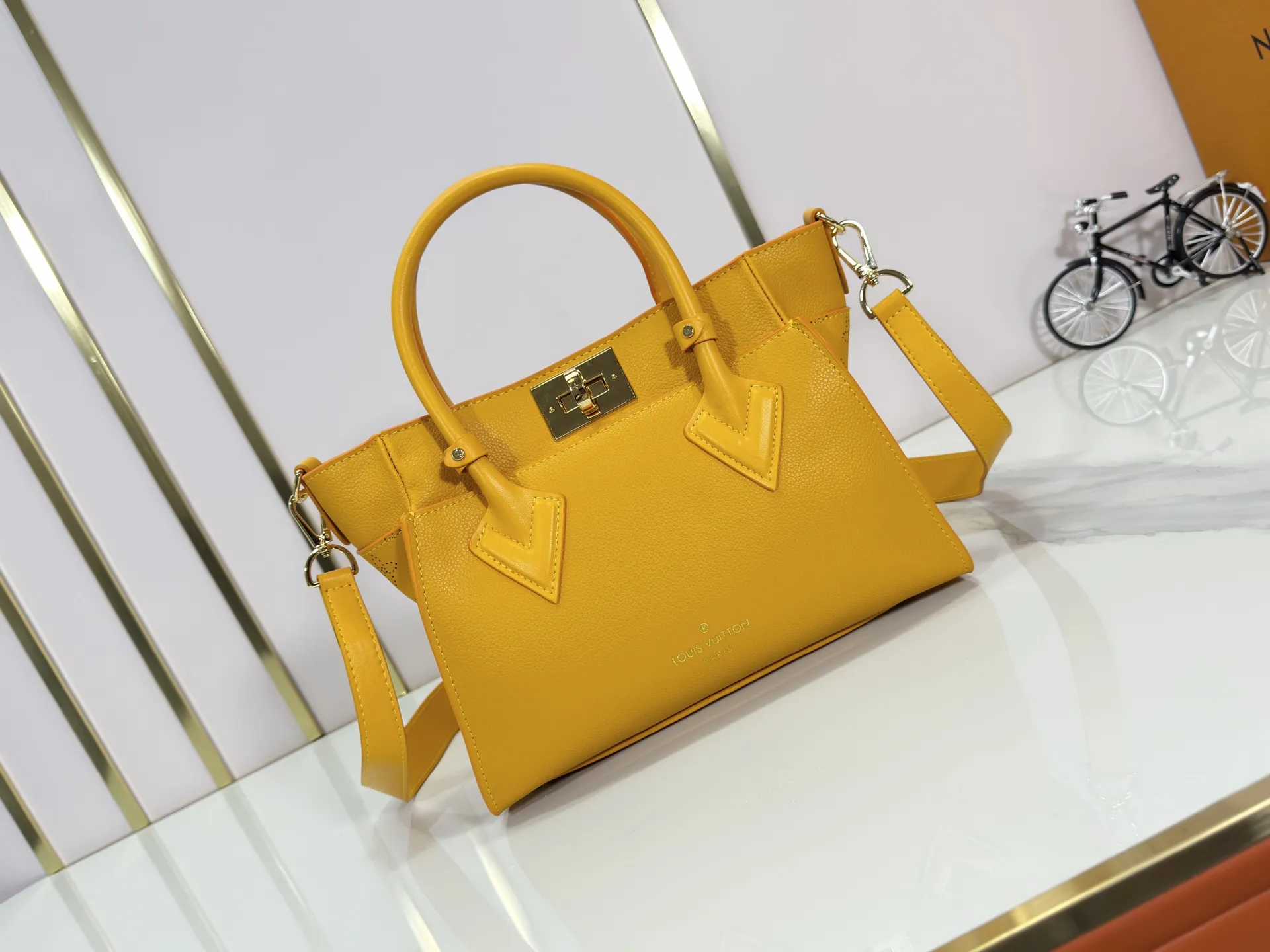 P320 upgrades the original M57728 M57729 M53824 M53826 On My Side handbag, showing the elegant fusion of calfskin and classic Monogram canvas. Contrasting canvas shapes the large outer pocket, creating a trompe l'oeil effect as if two handbags merge into one. Plenty of space can easily accommodate office needs, and the adjustable shoulder strap allows for a cross-body style. Dimensions: 25,0