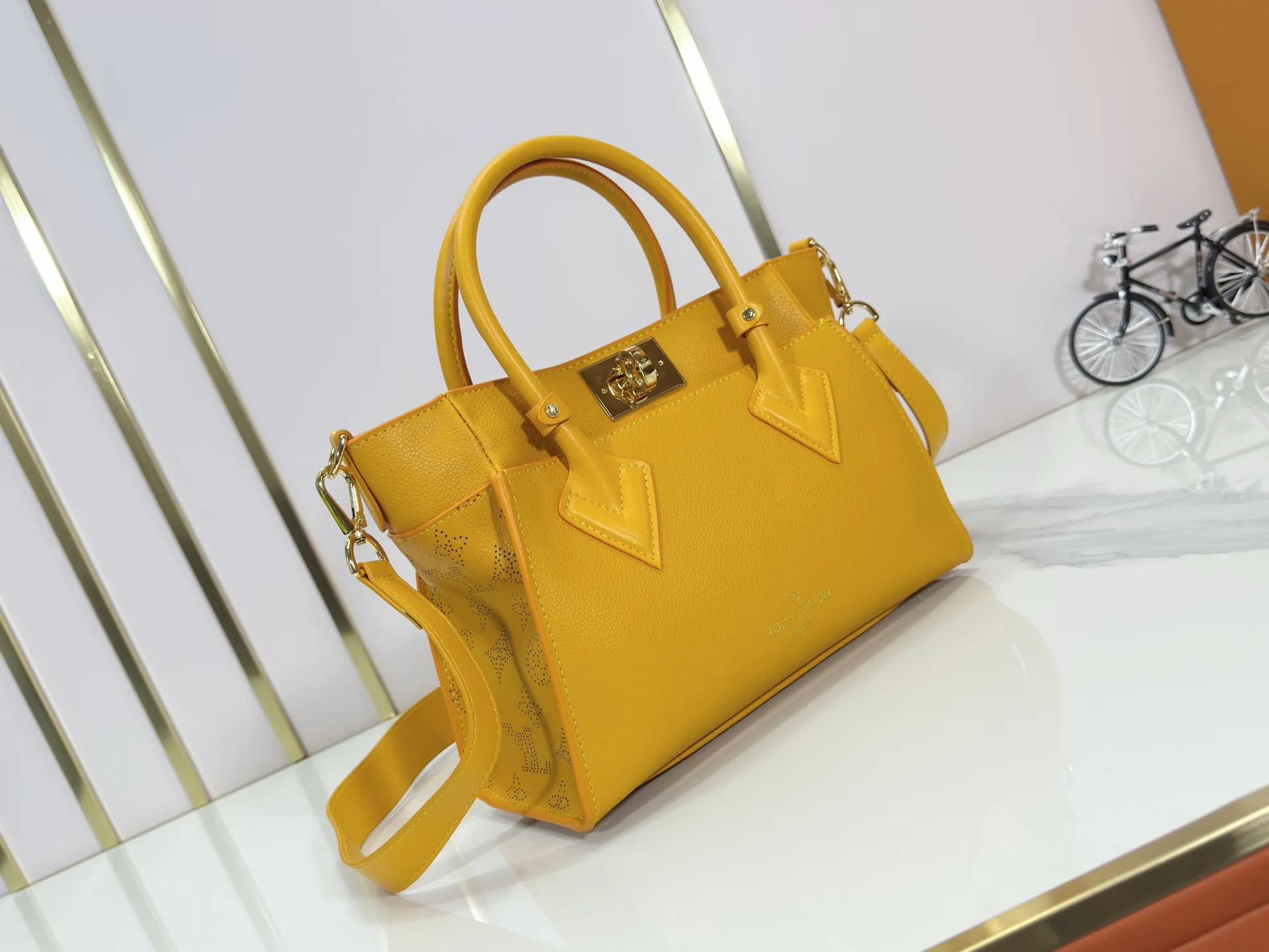 P320 upgrades the original M57728 M57729 M53824 M53826 On My Side handbag, showing the elegant fusion of calfskin and classic Monogram canvas. Contrasting canvas shapes the large outer pocket, creating a trompe l'oeil effect as if two handbags merge into one. Plenty of space can easily accommodate office needs, and the adjustable shoulder strap allows for a cross-body style. Dimensions: 25,0