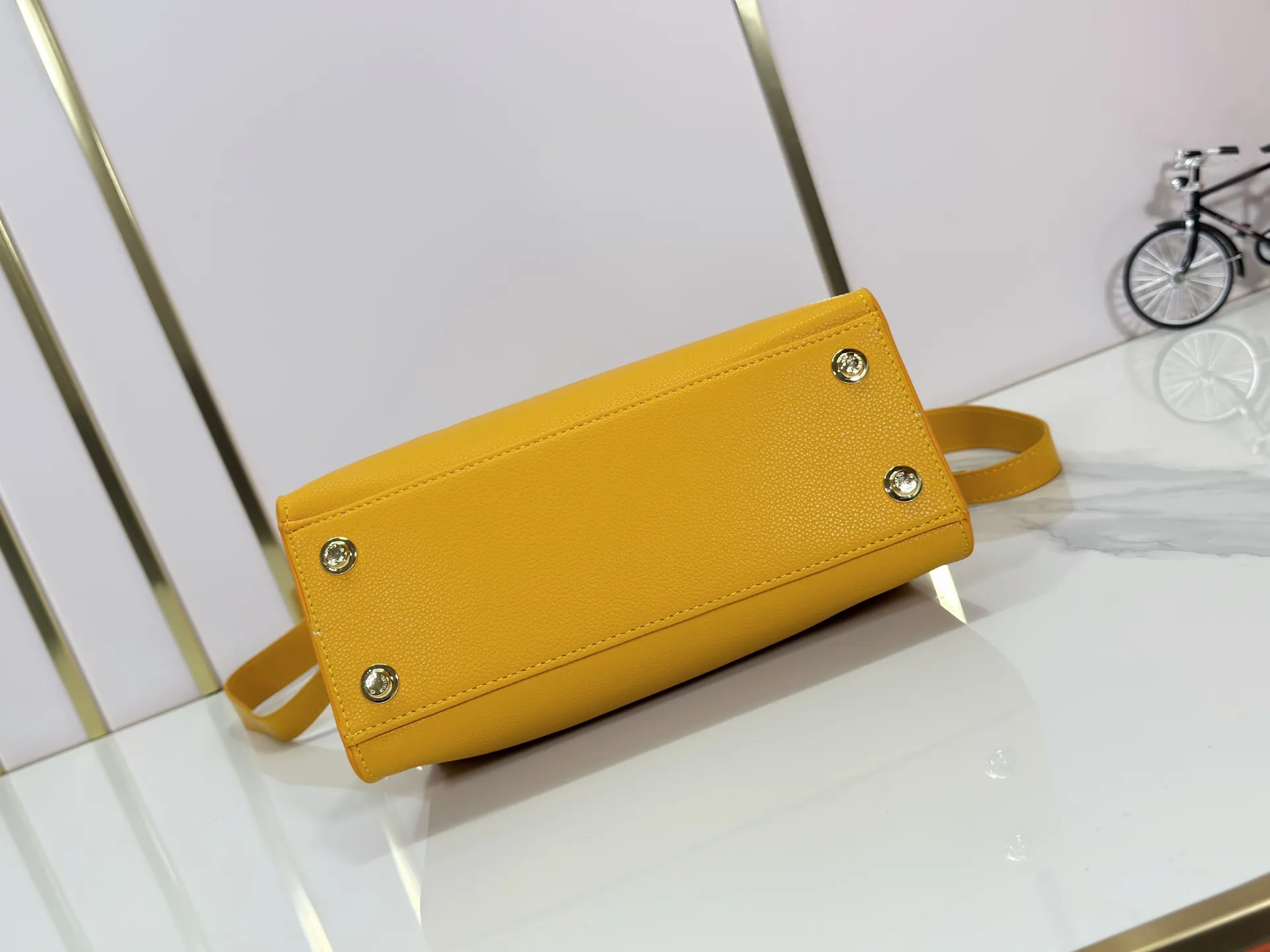 P320 upgrades the original M57728 M57729 M53824 M53826 On My Side handbag, showing the elegant fusion of calfskin and classic Monogram canvas. Contrasting canvas shapes the large outer pocket, creating a trompe l'oeil effect as if two handbags merge into one. Plenty of space can easily accommodate office needs, and the adjustable shoulder strap allows for a cross-body style. Dimensions: 25,0