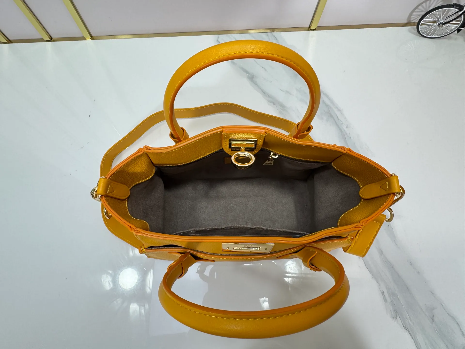 P320 upgrades the original M57728 M57729 M53824 M53826 On My Side handbag, showing the elegant fusion of calfskin and classic Monogram canvas. Contrasting canvas shapes the large outer pocket, creating a trompe l'oeil effect as if two handbags merge into one. Plenty of space can easily accommodate office needs, and the adjustable shoulder strap allows for a cross-body style. Dimensions: 25,0