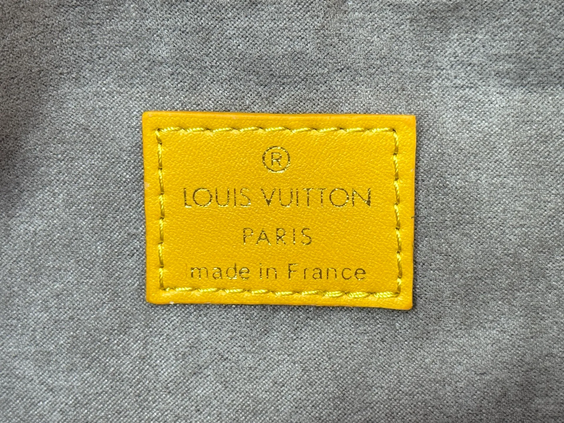 P320 upgrades the original M57728 M57729 M53824 M53826 On My Side handbag, showing the elegant fusion of calfskin and classic Monogram canvas. Contrasting canvas shapes the large outer pocket, creating a trompe l'oeil effect as if two handbags merge into one. Plenty of space can easily accommodate office needs, and the adjustable shoulder strap allows for a cross-body style. Dimensions: 25,0