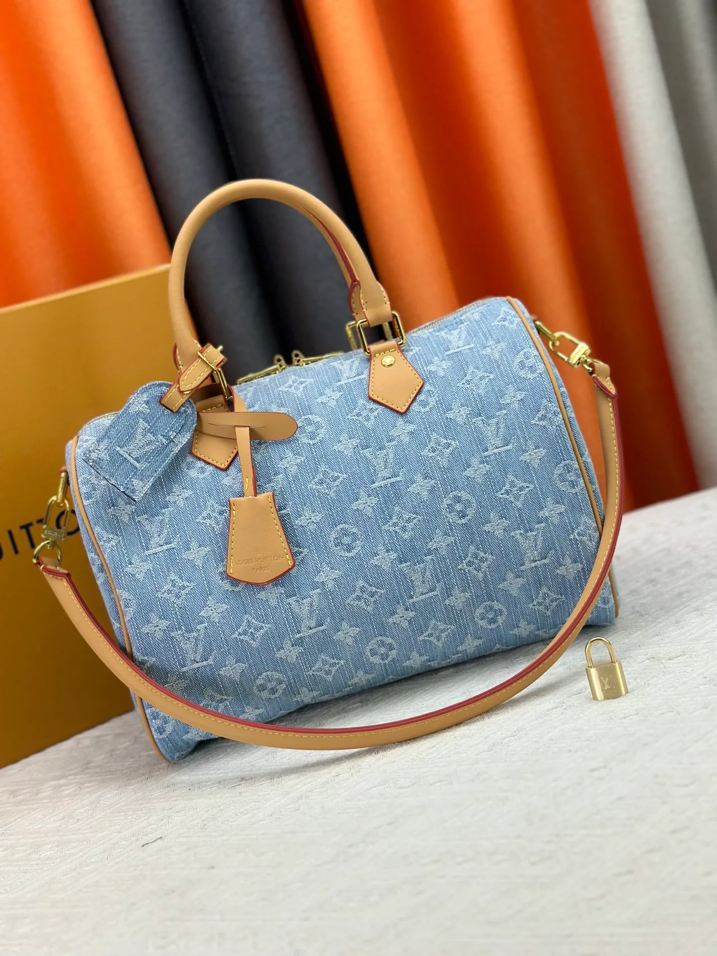 P280 Gray Denim Blue Denim M13344 M40391 Denim Denim Louis Vuitton collaborated with Takashi Murakami for the first time and launched the classic "Color Monogram" series, which immediately triggered a trend storm. Based on the denim denim design launched in 2005, cherry elements are integrated into LV's classic Monogram canvas, showing the perfect combination of art and fashion. Size: 30x21x17