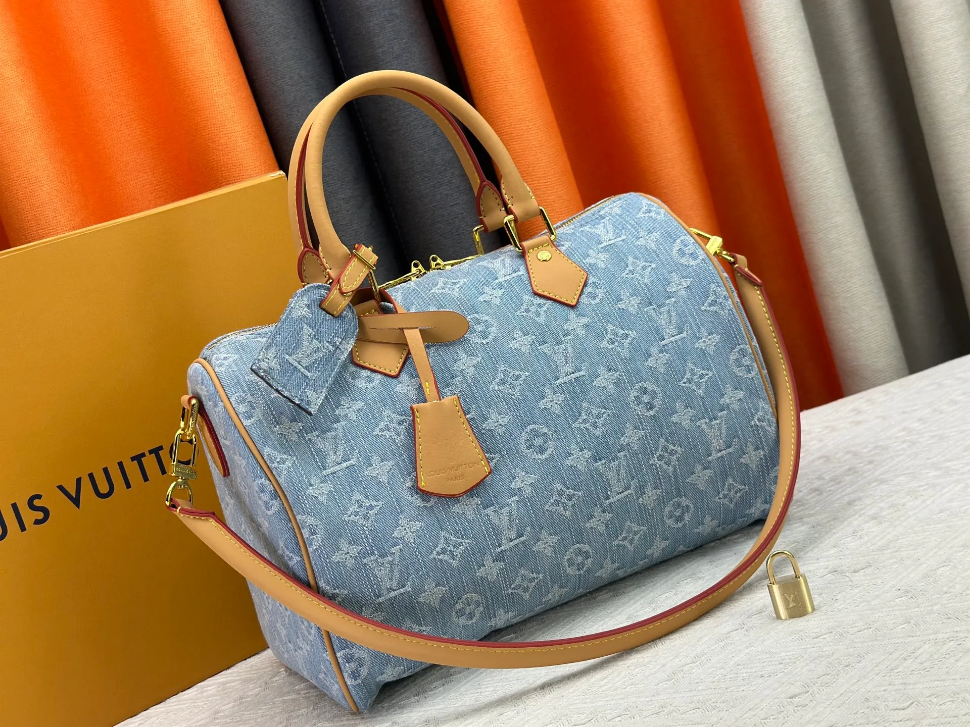 P280 Gray Denim Blue Denim M13344 M40391 Denim Denim Louis Vuitton collaborated with Takashi Murakami for the first time and launched the classic "Color Monogram" series, which immediately triggered a trend storm. Based on the denim denim design launched in 2005, cherry elements are integrated into LV's classic Monogram canvas, showing the perfect combination of art and fashion. Size: 30x21x17