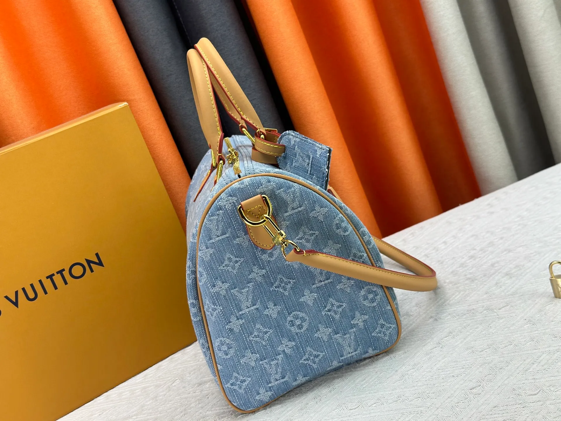 P280 Gray Denim Blue Denim M13344 M40391 Denim Denim Louis Vuitton collaborated with Takashi Murakami for the first time and launched the classic "Color Monogram" series, which immediately triggered a trend storm. Based on the denim denim design launched in 2005, cherry elements are integrated into LV's classic Monogram canvas, showing the perfect combination of art and fashion. Size: 30x21x17
