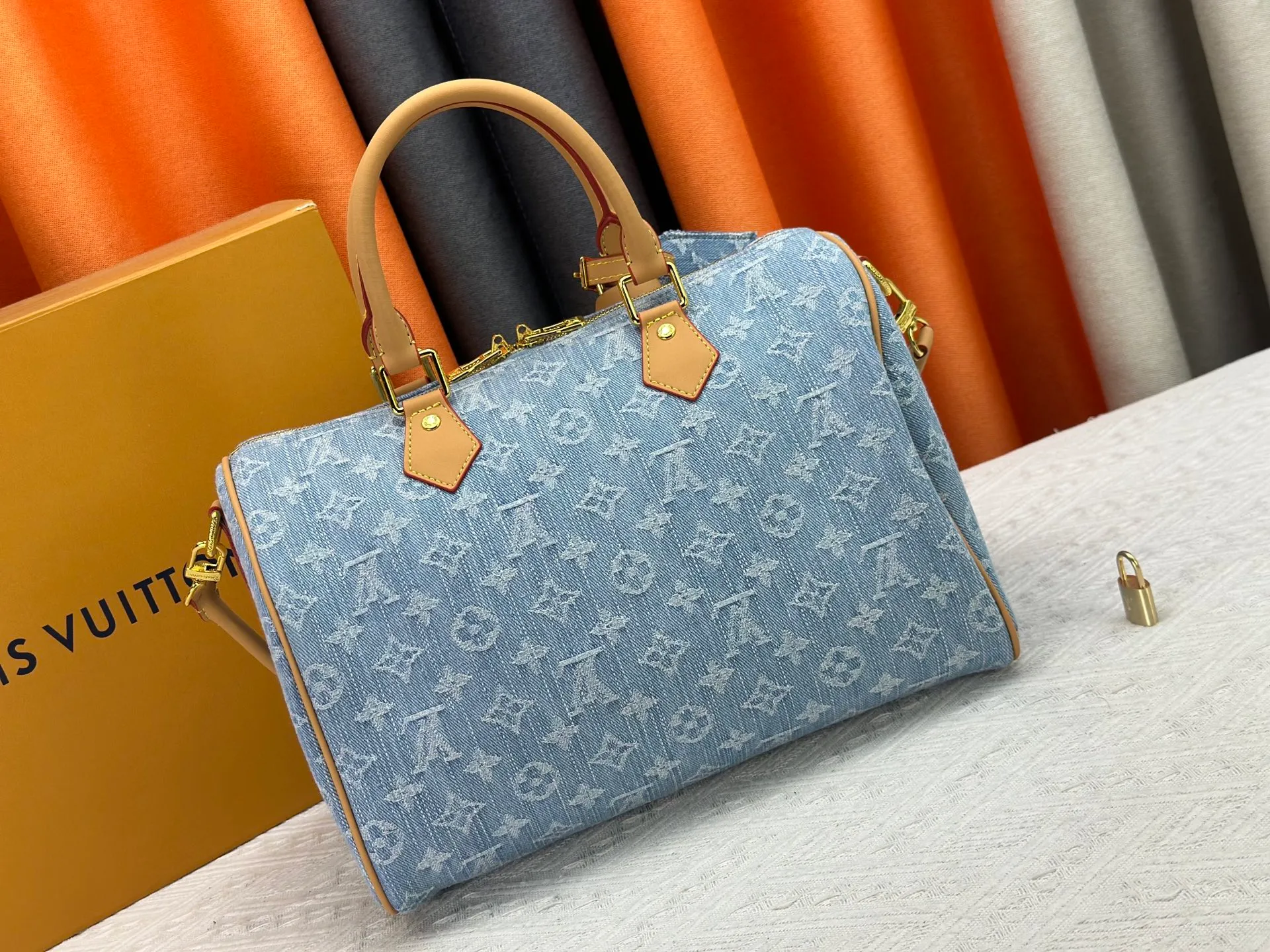 P280 Gray Denim Blue Denim M13344 M40391 Denim Denim Louis Vuitton collaborated with Takashi Murakami for the first time and launched the classic "Color Monogram" series, which immediately triggered a trend storm. Based on the denim denim design launched in 2005, cherry elements are integrated into LV's classic Monogram canvas, showing the perfect combination of art and fashion. Size: 30x21x17