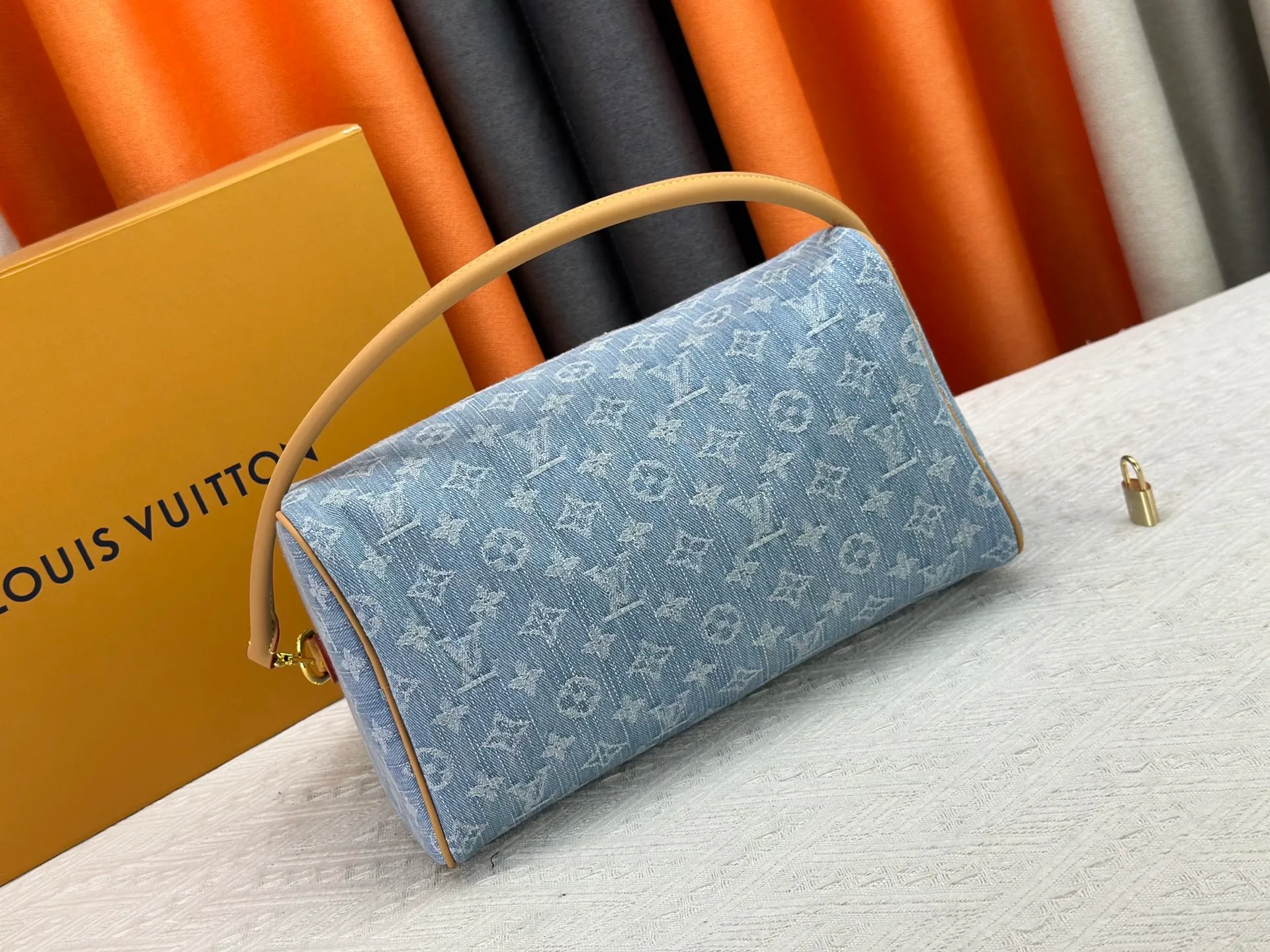 P280 Gray Denim Blue Denim M13344 M40391 Denim Denim Louis Vuitton collaborated with Takashi Murakami for the first time and launched the classic "Color Monogram" series, which immediately triggered a trend storm. Based on the denim denim design launched in 2005, cherry elements are integrated into LV's classic Monogram canvas, showing the perfect combination of art and fashion. Size: 30x21x17