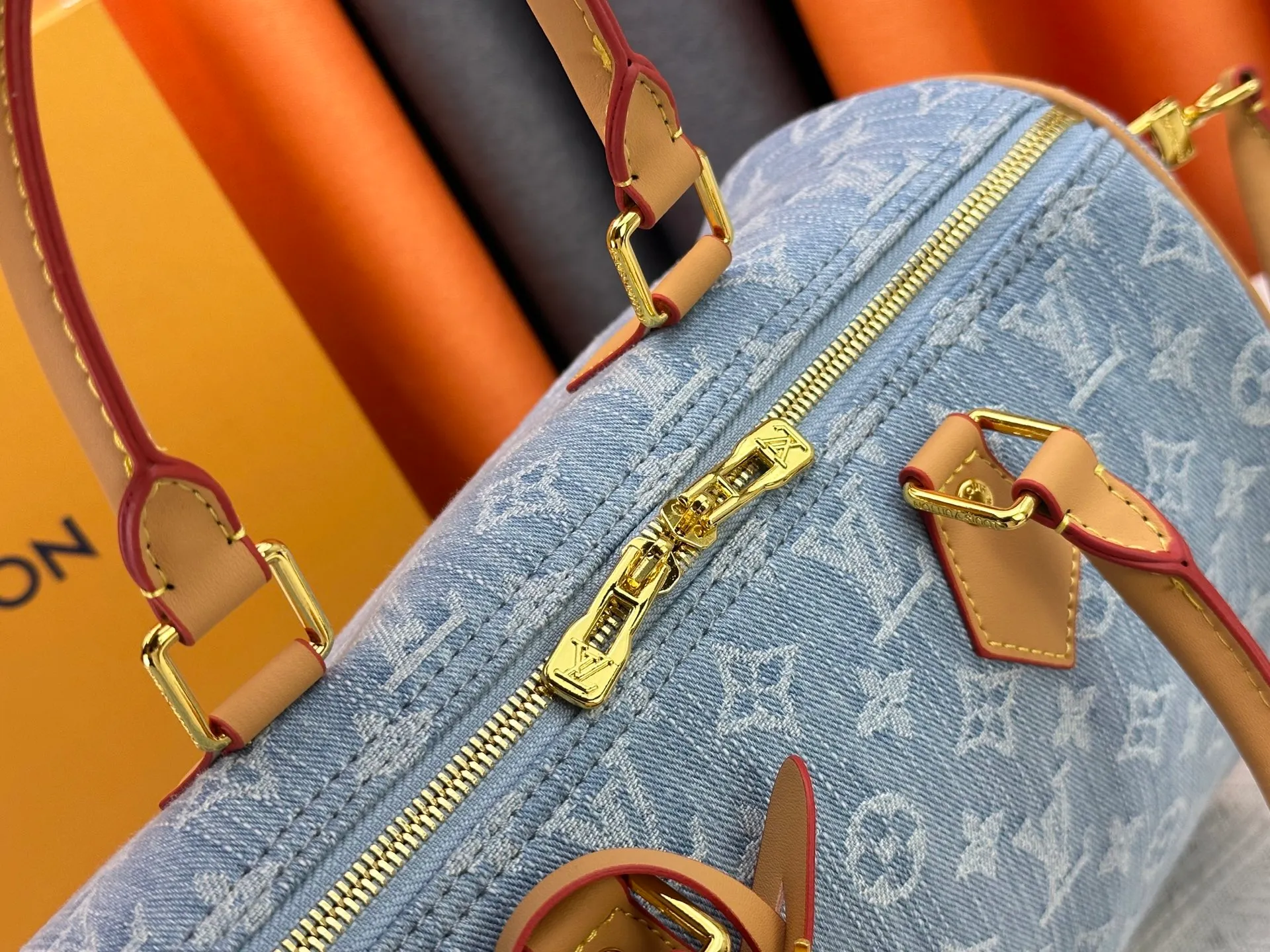P280 Gray Denim Blue Denim M13344 M40391 Denim Denim Louis Vuitton collaborated with Takashi Murakami for the first time and launched the classic "Color Monogram" series, which immediately triggered a trend storm. Based on the denim denim design launched in 2005, cherry elements are integrated into LV's classic Monogram canvas, showing the perfect combination of art and fashion. Size: 30x21x17