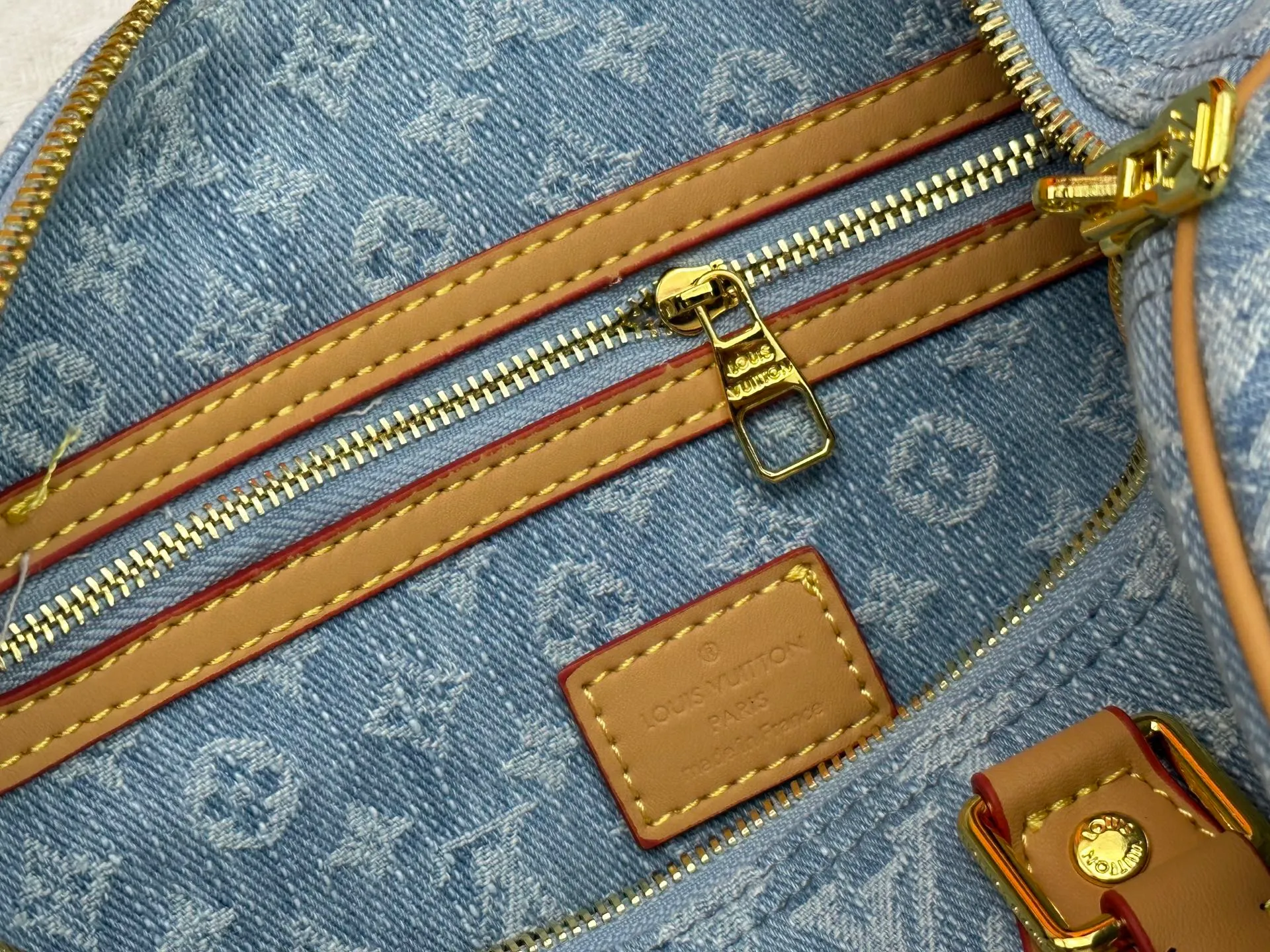 P280 Gray Denim Blue Denim M13344 M40391 Denim Denim Louis Vuitton collaborated with Takashi Murakami for the first time and launched the classic "Color Monogram" series, which immediately triggered a trend storm. Based on the denim denim design launched in 2005, cherry elements are integrated into LV's classic Monogram canvas, showing the perfect combination of art and fashion. Size: 30x21x17
