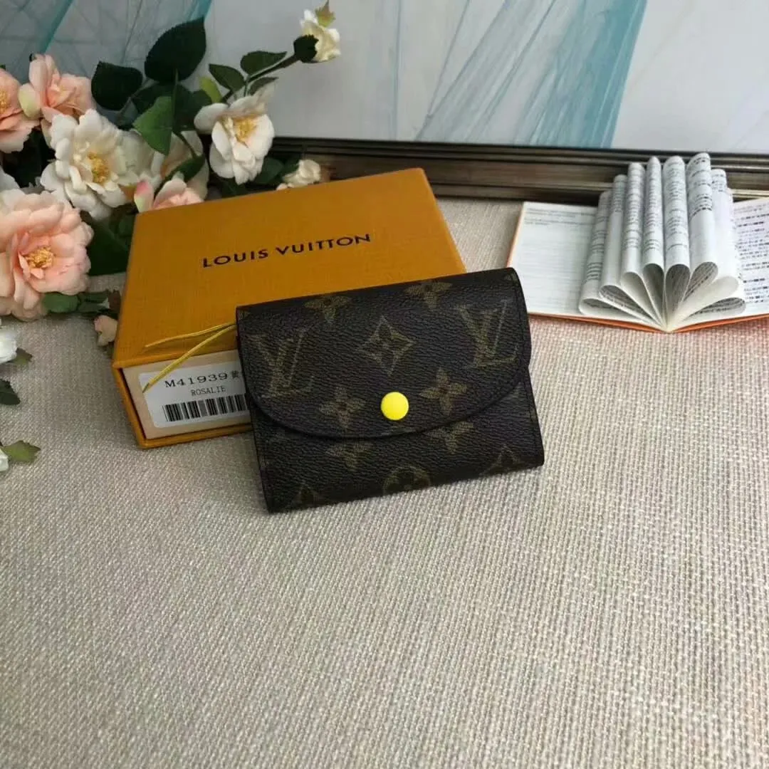 P90M62361 The L family is known for its craftsmen's exquisite skills. Rare designs and special leathers combine technical innovation and classic style to highlight the presence in the Louis Vuitton world. The interior of the wallet is uniquely designed with various pockets and credit card slots. M41939 Size: 11*8cm