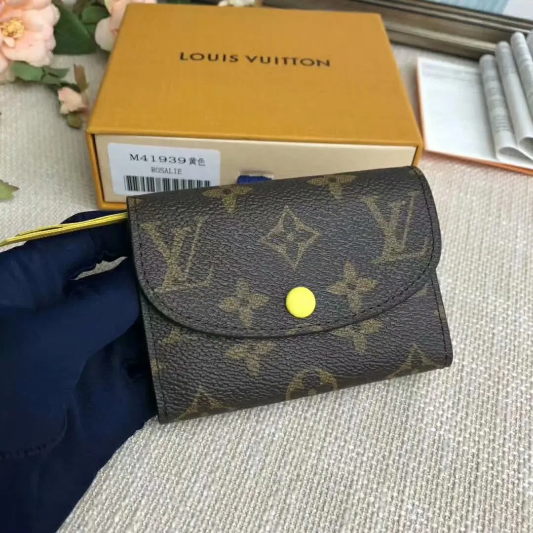 P90M62361 The L family is known for its craftsmen's exquisite skills. Rare designs and special leathers combine technical innovation and classic style to highlight the presence in the Louis Vuitton world. The interior of the wallet is uniquely designed with various pockets and credit card slots. M41939 Size: 11*8cm