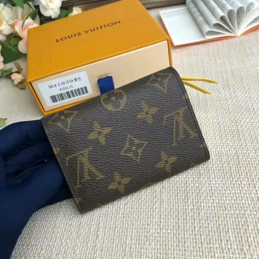 P90M62361 The L family is known for its craftsmen's exquisite skills. Rare designs and special leathers combine technical innovation and classic style to highlight the presence in the Louis Vuitton world. The interior of the wallet is uniquely designed with various pockets and credit card slots. M41939 Size: 11*8cm