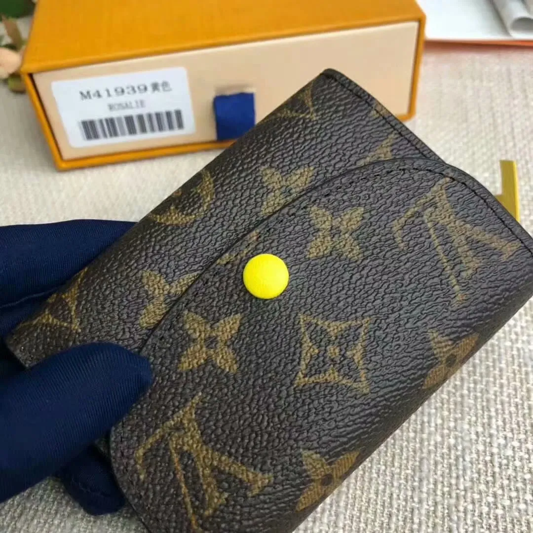 P90M62361 The L family is known for its craftsmen's exquisite skills. Rare designs and special leathers combine technical innovation and classic style to highlight the presence in the Louis Vuitton world. The interior of the wallet is uniquely designed with various pockets and credit card slots. M41939 Size: 11*8cm