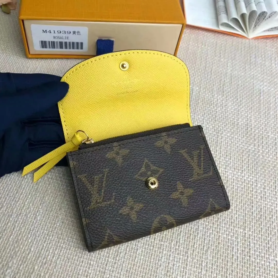 P90M62361 The L family is known for its craftsmen's exquisite skills. Rare designs and special leathers combine technical innovation and classic style to highlight the presence in the Louis Vuitton world. The interior of the wallet is uniquely designed with various pockets and credit card slots. M41939 Size: 11*8cm