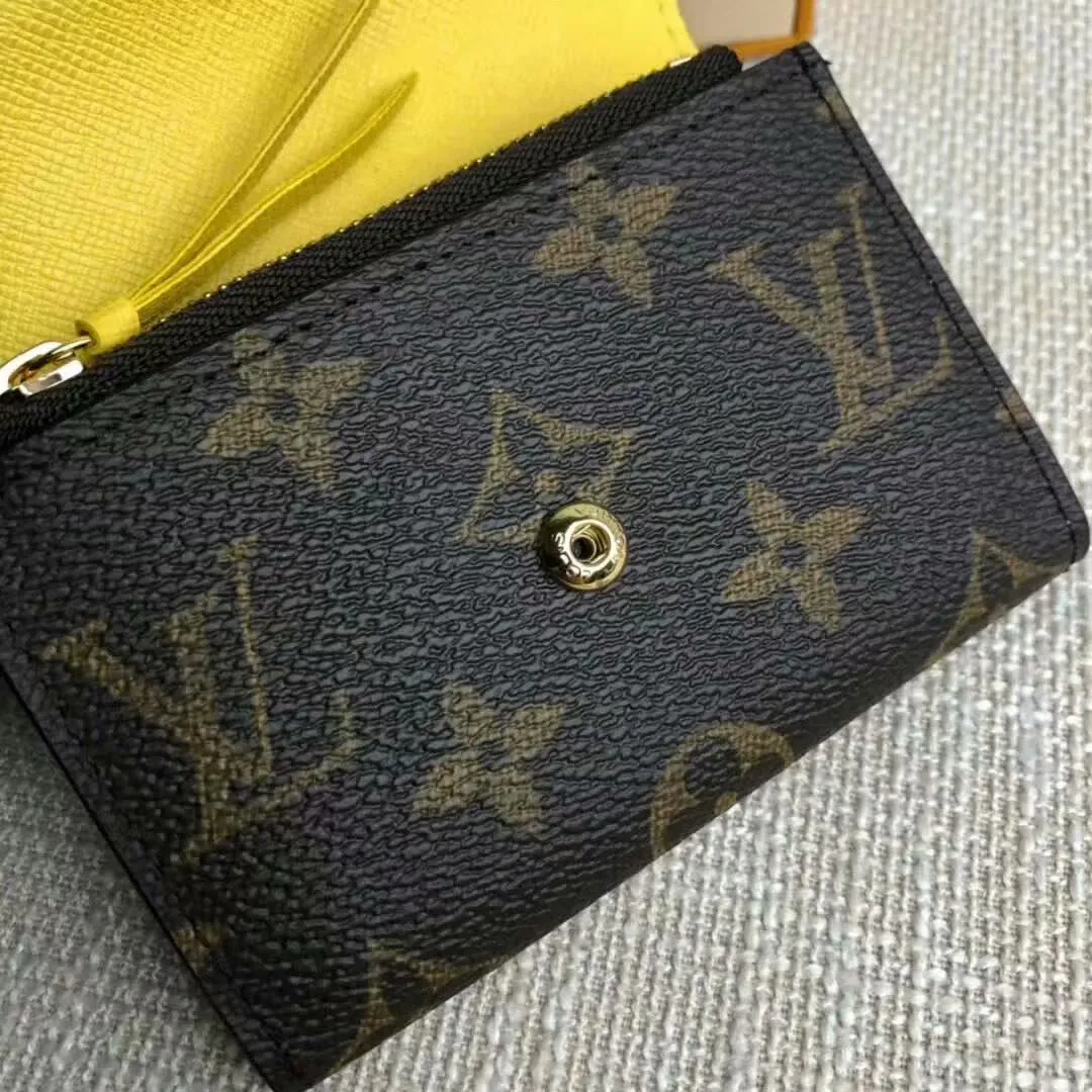 P90M62361 The L family is known for its craftsmen's exquisite skills. Rare designs and special leathers combine technical innovation and classic style to highlight the presence in the Louis Vuitton world. The interior of the wallet is uniquely designed with various pockets and credit card slots. M41939 Size: 11*8cm