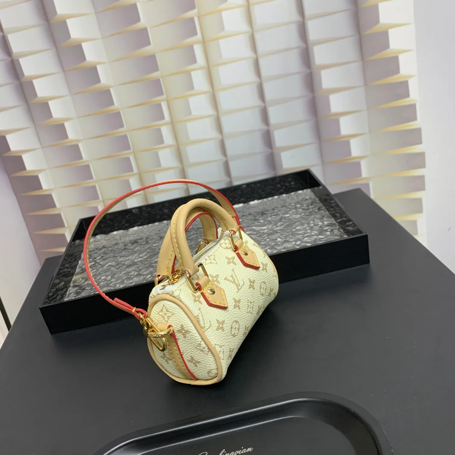💰200 MINI KEEPALL bag charm and keychain ☀️Louis Vuitton Louis Vuitton lv mini pillow bag pendant ☀️This Mini Keepall bag charm and keychain condense the classic handbag configuration, boldly showing the spirit of adventure. Monogram canvas with LV inscribed hook buckle, whether hung on a belt or handbag, its zipper closure and built-in keychain ensure secure storage