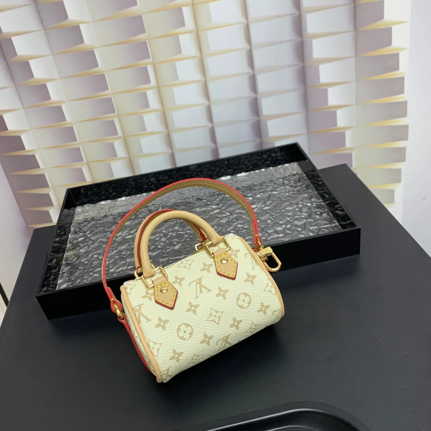 💰200 MINI KEEPALL bag charm and keychain ☀️Louis Vuitton Louis Vuitton lv mini pillow bag pendant ☀️This Mini Keepall bag charm and keychain condense the classic handbag configuration, boldly showing the spirit of adventure. Monogram canvas with LV inscribed hook buckle, whether hung on a belt or handbag, its zipper closure and built-in keychain ensure secure storage