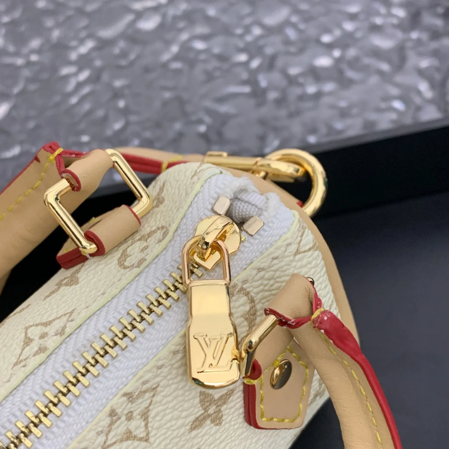 💰200 MINI KEEPALL bag charm and keychain ☀️Louis Vuitton Louis Vuitton lv mini pillow bag pendant ☀️This Mini Keepall bag charm and keychain condense the classic handbag configuration, boldly showing the spirit of adventure. Monogram canvas with LV inscribed hook buckle, whether hung on a belt or handbag, its zipper closure and built-in keychain ensure secure storage
