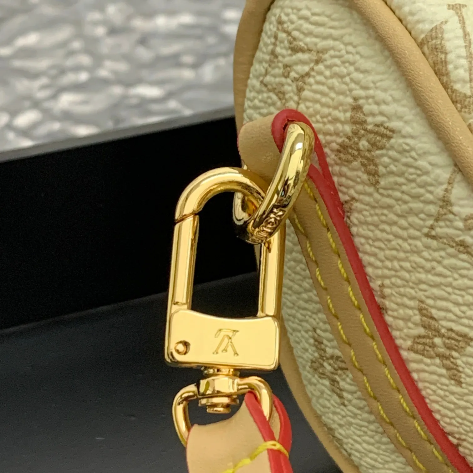 💰200 MINI KEEPALL bag charm and keychain ☀️Louis Vuitton Louis Vuitton lv mini pillow bag pendant ☀️This Mini Keepall bag charm and keychain condense the classic handbag configuration, boldly showing the spirit of adventure. Monogram canvas with LV inscribed hook buckle, whether hung on a belt or handbag, its zipper closure and built-in keychain ensure secure storage