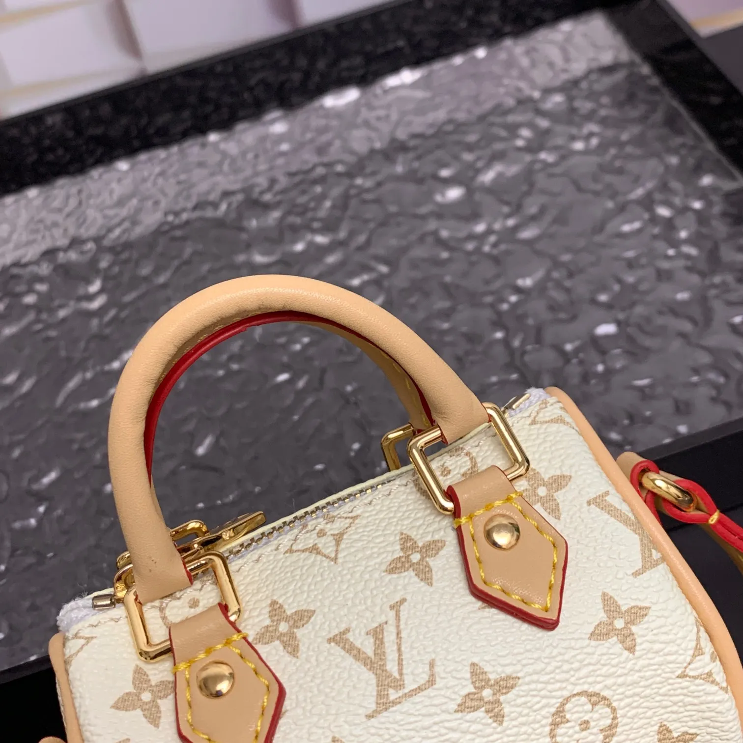 💰200 MINI KEEPALL bag charm and keychain ☀️Louis Vuitton Louis Vuitton lv mini pillow bag pendant ☀️This Mini Keepall bag charm and keychain condense the classic handbag configuration, boldly showing the spirit of adventure. Monogram canvas with LV inscribed hook buckle, whether hung on a belt or handbag, its zipper closure and built-in keychain ensure secure storage