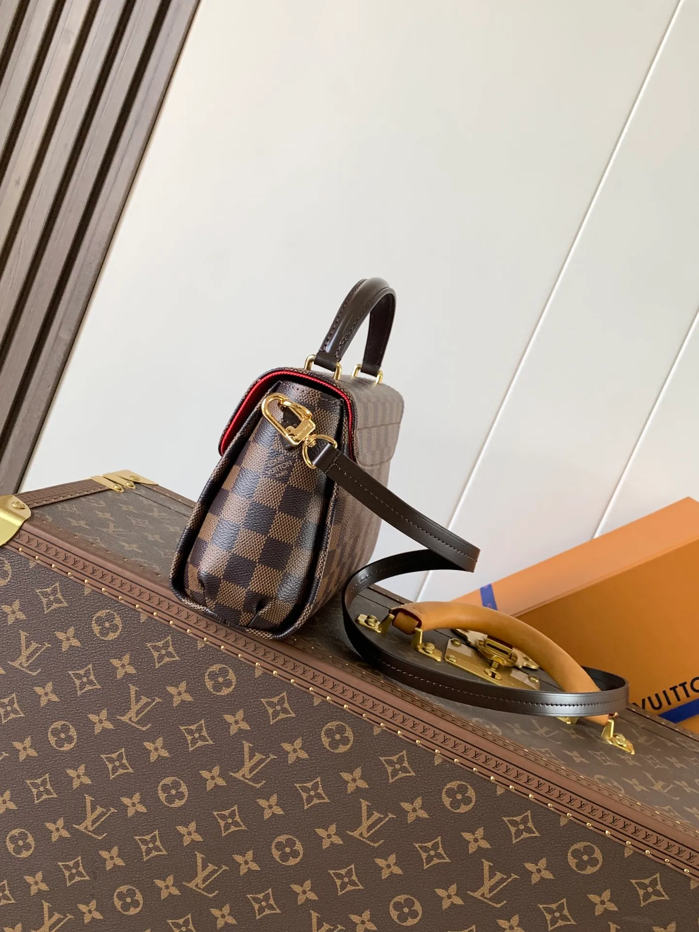 💰760 Top-quality original order, transcoding chip M53000 brown check M41581 white check M41581 presbyopia CROISETTE handbag This small and fashionable and casual Croisette handbag has exquisite details and complete functions, enough to become your new favorite. Removable tassels add a playful touch to the elegant design. Versatile, it can be handheld, carried on the shoulder, or carried cross-body. Detailed features 25 x 17 x 9.5 cm (Length x Height x Width) Damier Ebene checkerboard canvas exterior Natural cowhide leather trim Gold-tone metal hardware Flap and buckle closure Removable tassel in natural cowhide leather Flat inner pocket Shoulder strap: removable, not adjustable Half-length strap: 56.0 cm Handle: Single handle