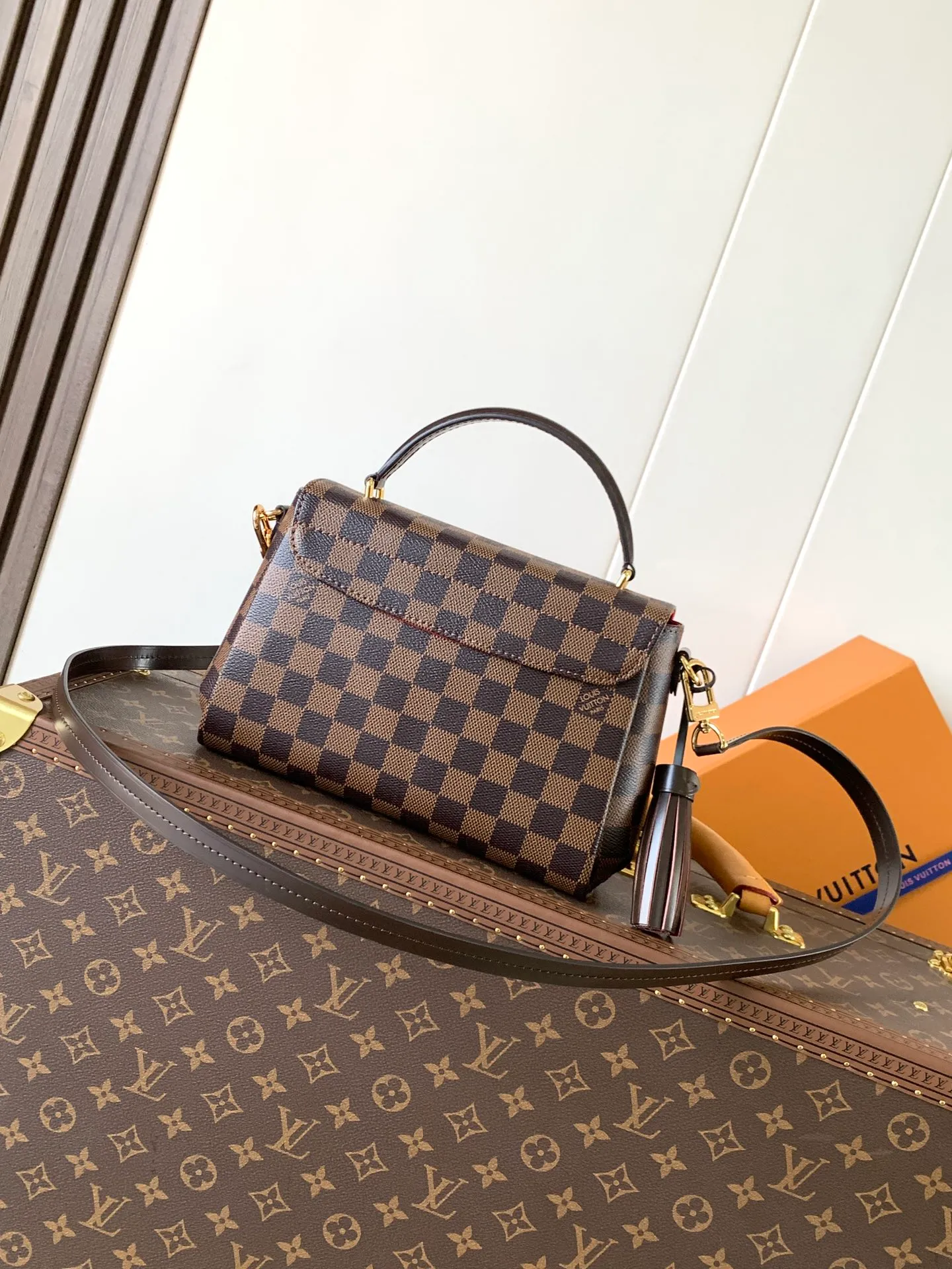 💰760 Top-quality original order, transcoding chip M53000 brown check M41581 white check M41581 presbyopia CROISETTE handbag This small and fashionable and casual Croisette handbag has exquisite details and complete functions, enough to become your new favorite. Removable tassels add a playful touch to the elegant design. Versatile, it can be handheld, carried on the shoulder, or carried cross-body. Detailed features 25 x 17 x 9.5 cm (Length x Height x Width) Damier Ebene checkerboard canvas exterior Natural cowhide leather trim Gold-tone metal hardware Flap and buckle closure Removable tassel in natural cowhide leather Flat inner pocket Shoulder strap: removable, not adjustable Half-length strap: 56.0 cm Handle: Single handle