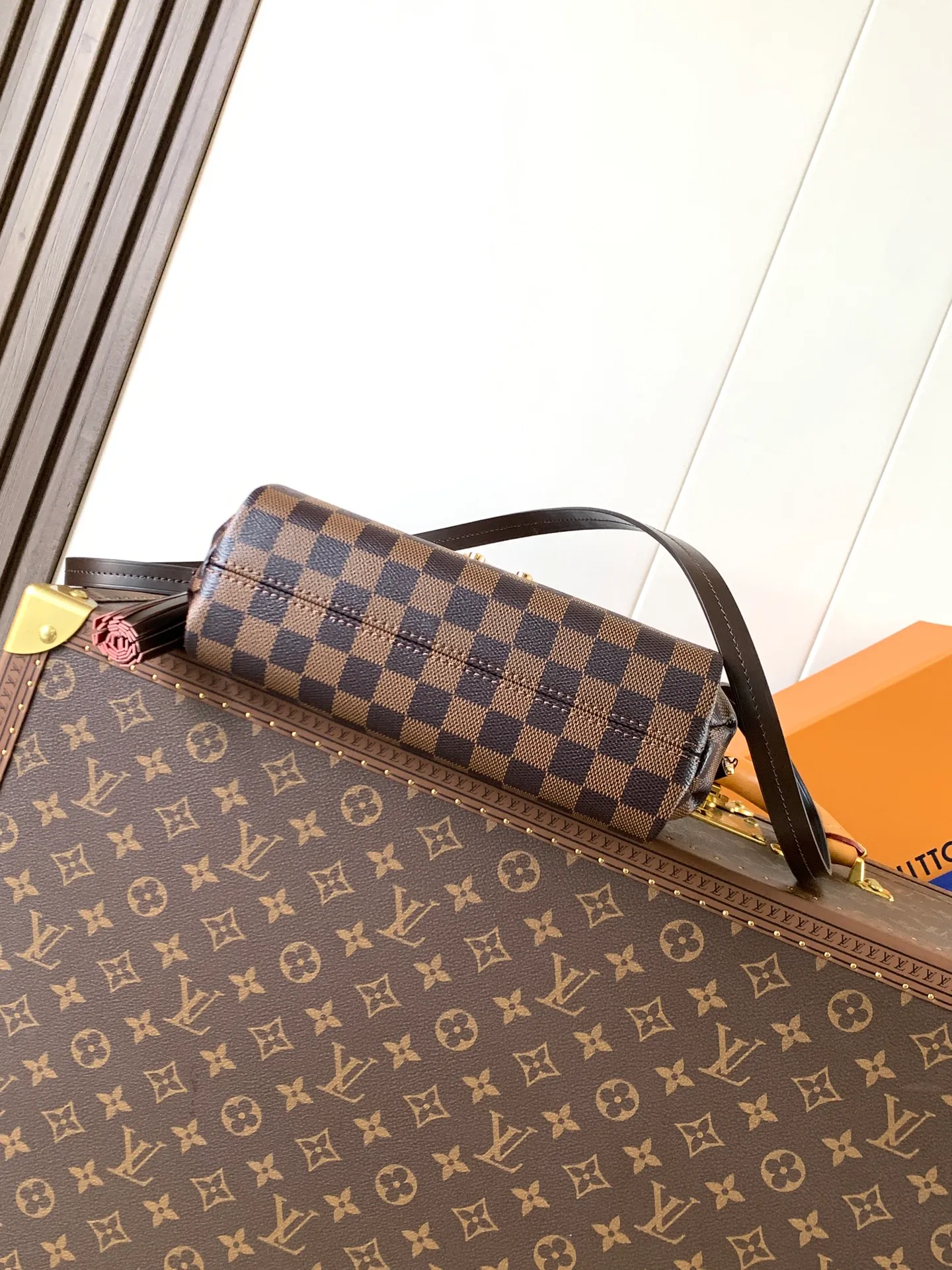💰760 Top-quality original order, transcoding chip M53000 brown check M41581 white check M41581 presbyopia CROISETTE handbag This small and fashionable and casual Croisette handbag has exquisite details and complete functions, enough to become your new favorite. Removable tassels add a playful touch to the elegant design. Versatile, it can be handheld, carried on the shoulder, or carried cross-body. Detailed features 25 x 17 x 9.5 cm (Length x Height x Width) Damier Ebene checkerboard canvas exterior Natural cowhide leather trim Gold-tone metal hardware Flap and buckle closure Removable tassel in natural cowhide leather Flat inner pocket Shoulder strap: removable, not adjustable Half-length strap: 56.0 cm Handle: Single handle