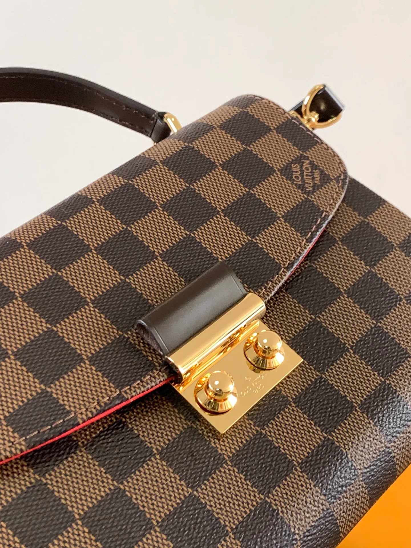 💰760 Top-quality original order, transcoding chip M53000 brown check M41581 white check M41581 presbyopia CROISETTE handbag This small and fashionable and casual Croisette handbag has exquisite details and complete functions, enough to become your new favorite. Removable tassels add a playful touch to the elegant design. Versatile, it can be handheld, carried on the shoulder, or carried cross-body. Detailed features 25 x 17 x 9.5 cm (Length x Height x Width) Damier Ebene checkerboard canvas exterior Natural cowhide leather trim Gold-tone metal hardware Flap and buckle closure Removable tassel in natural cowhide leather Flat inner pocket Shoulder strap: removable, not adjustable Half-length strap: 56.0 cm Handle: Single handle