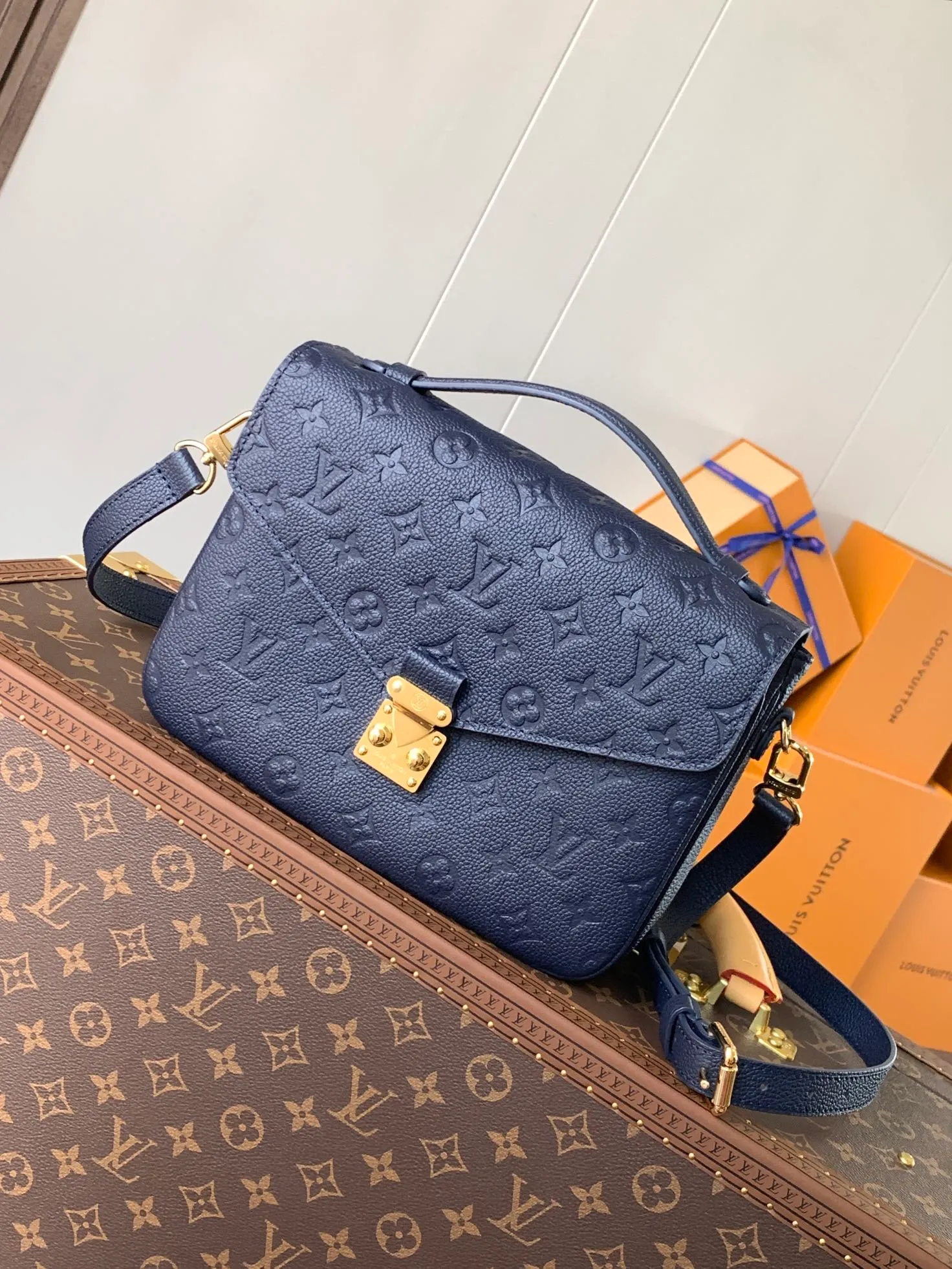 💰1040 (top layer leather) Top original M47142 new version blue M46613 maroon M44881 apricot M41487 black POCHETTE MÉTIS handbag Pochette Métis handbag interprets the classic college backpack with a restrained yet ingenious design. Soft Monogram Empreinte leather creates a compact and flexible structure that hides plenty of space. Detailed features 25 x 19 x 7 cm (Length x Height x Width) Monogram Empreinte embossed soft-grain cowhide / Soft-grain cowhide Soft-grain cowhide trim Textile lining Shoulder strap: Removable, adjustable Strap half-length: 48.0 cm Strap half-length adjustable to: 55.0 cm Handle: Single handle
