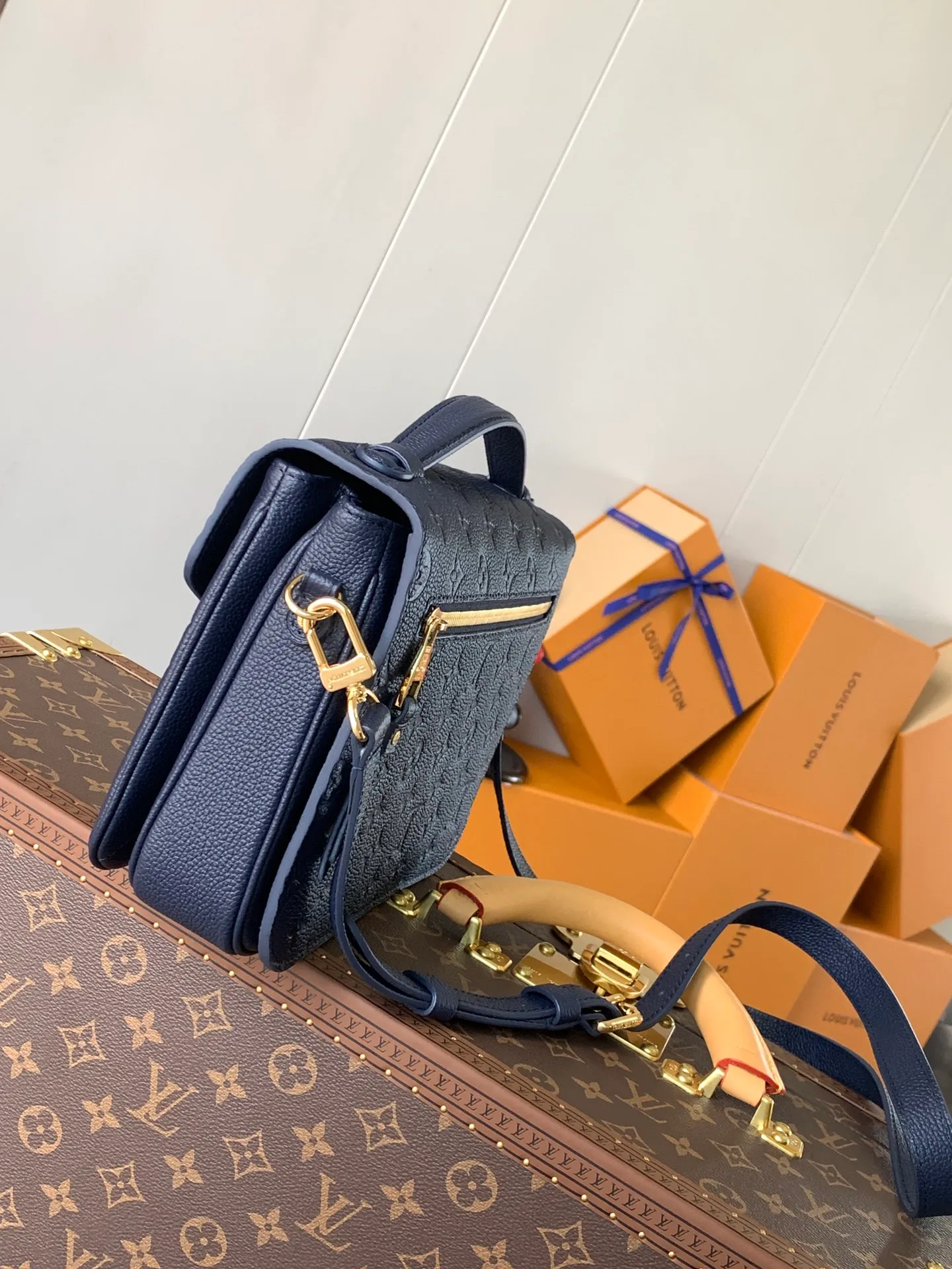 💰1040 (top layer leather) Top original M47142 new version blue M46613 maroon M44881 apricot M41487 black POCHETTE MÉTIS handbag Pochette Métis handbag interprets the classic college backpack with a restrained yet ingenious design. Soft Monogram Empreinte leather creates a compact and flexible structure that hides plenty of space. Detailed features 25 x 19 x 7 cm (Length x Height x Width) Monogram Empreinte embossed soft-grain cowhide / Soft-grain cowhide Soft-grain cowhide trim Textile lining Shoulder strap: Removable, adjustable Strap half-length: 48.0 cm Strap half-length adjustable to: 55.0 cm Handle: Single handle