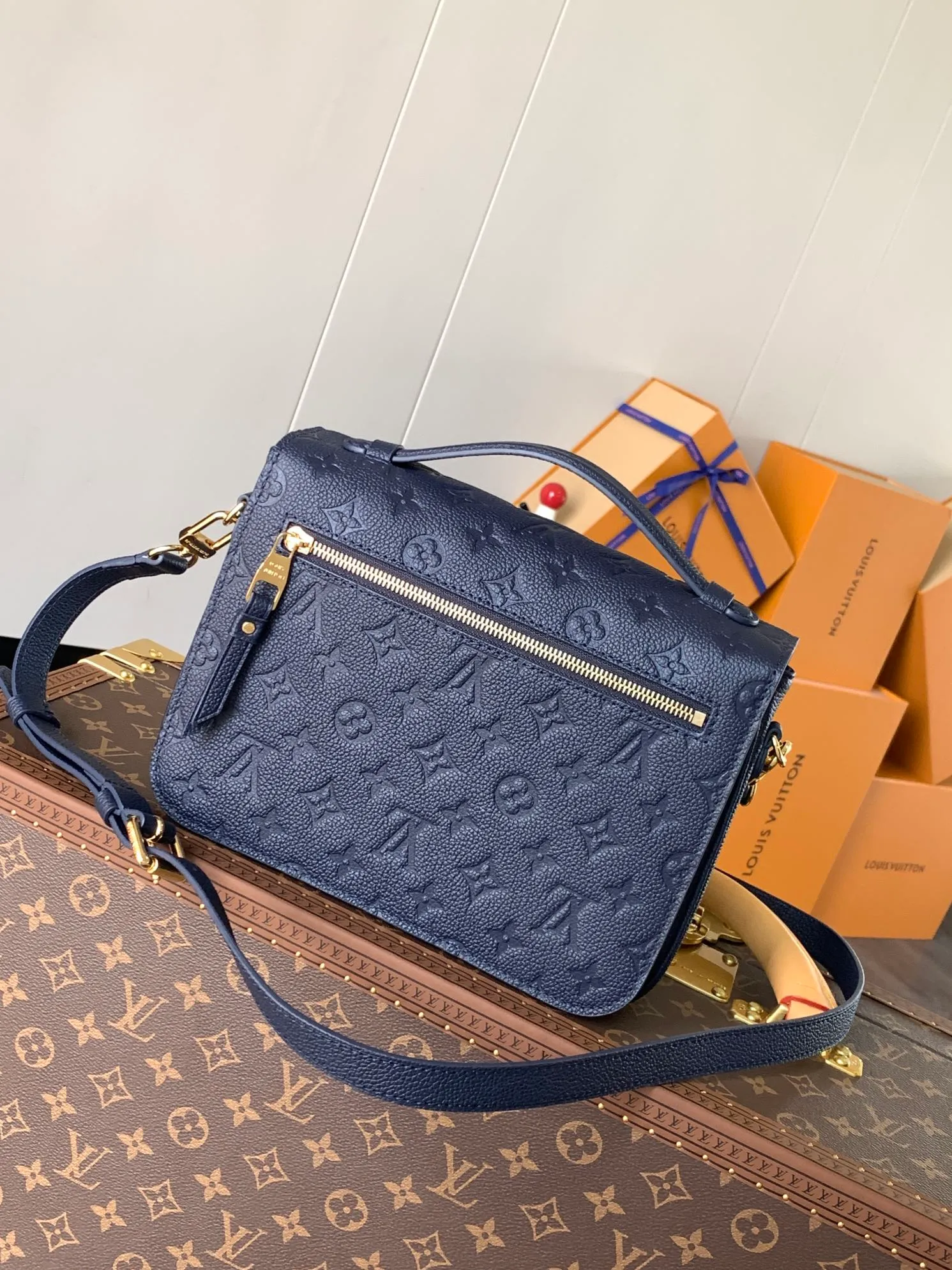💰1040 (top layer leather) Top original M47142 new version blue M46613 maroon M44881 apricot M41487 black POCHETTE MÉTIS handbag Pochette Métis handbag interprets the classic college backpack with a restrained yet ingenious design. Soft Monogram Empreinte leather creates a compact and flexible structure that hides plenty of space. Detailed features 25 x 19 x 7 cm (Length x Height x Width) Monogram Empreinte embossed soft-grain cowhide / Soft-grain cowhide Soft-grain cowhide trim Textile lining Shoulder strap: Removable, adjustable Strap half-length: 48.0 cm Strap half-length adjustable to: 55.0 cm Handle: Single handle