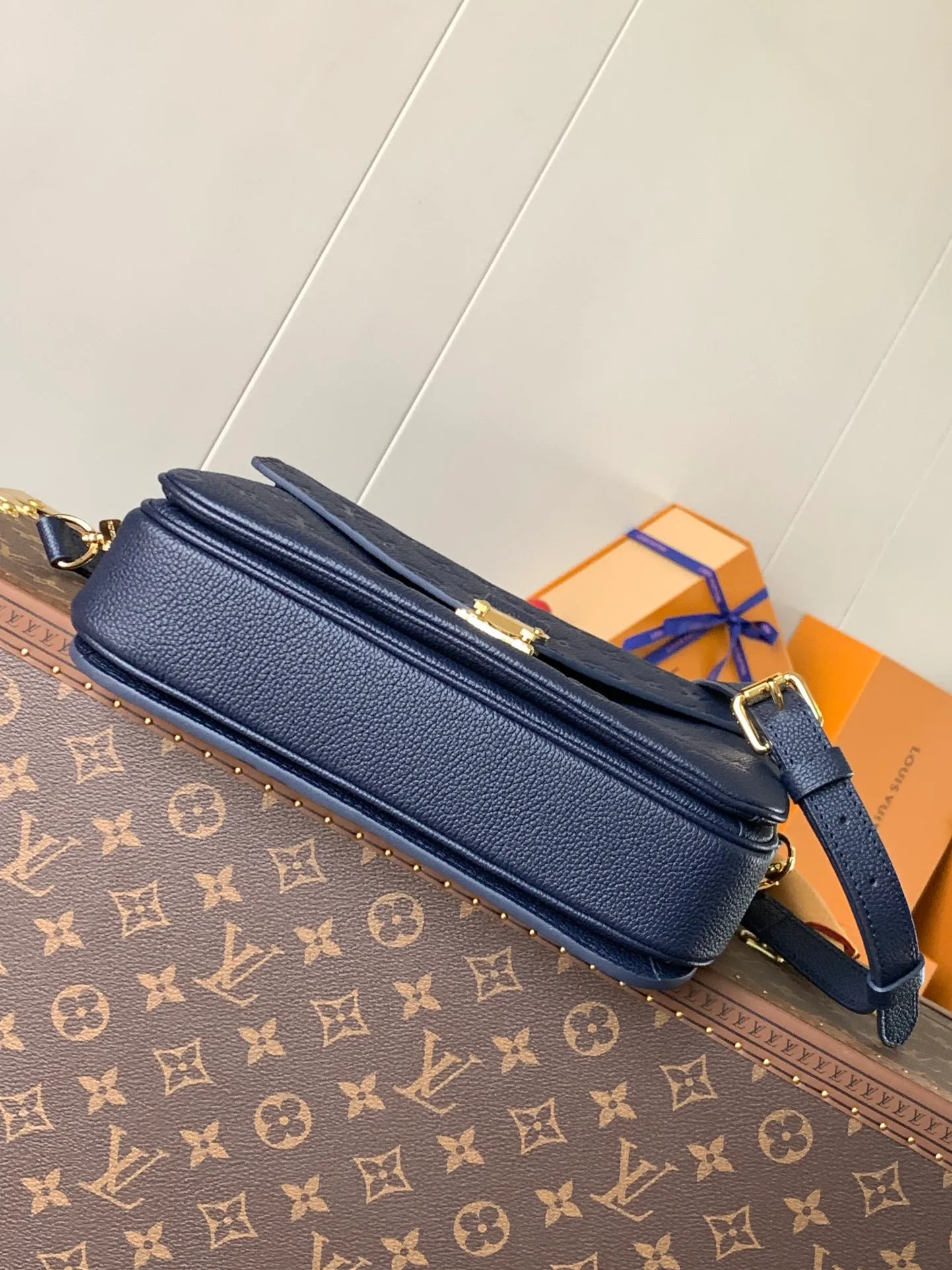💰1040 (top layer leather) Top original M47142 new version blue M46613 maroon M44881 apricot M41487 black POCHETTE MÉTIS handbag Pochette Métis handbag interprets the classic college backpack with a restrained yet ingenious design. Soft Monogram Empreinte leather creates a compact and flexible structure that hides plenty of space. Detailed features 25 x 19 x 7 cm (Length x Height x Width) Monogram Empreinte embossed soft-grain cowhide / Soft-grain cowhide Soft-grain cowhide trim Textile lining Shoulder strap: Removable, adjustable Strap half-length: 48.0 cm Strap half-length adjustable to: 55.0 cm Handle: Single handle