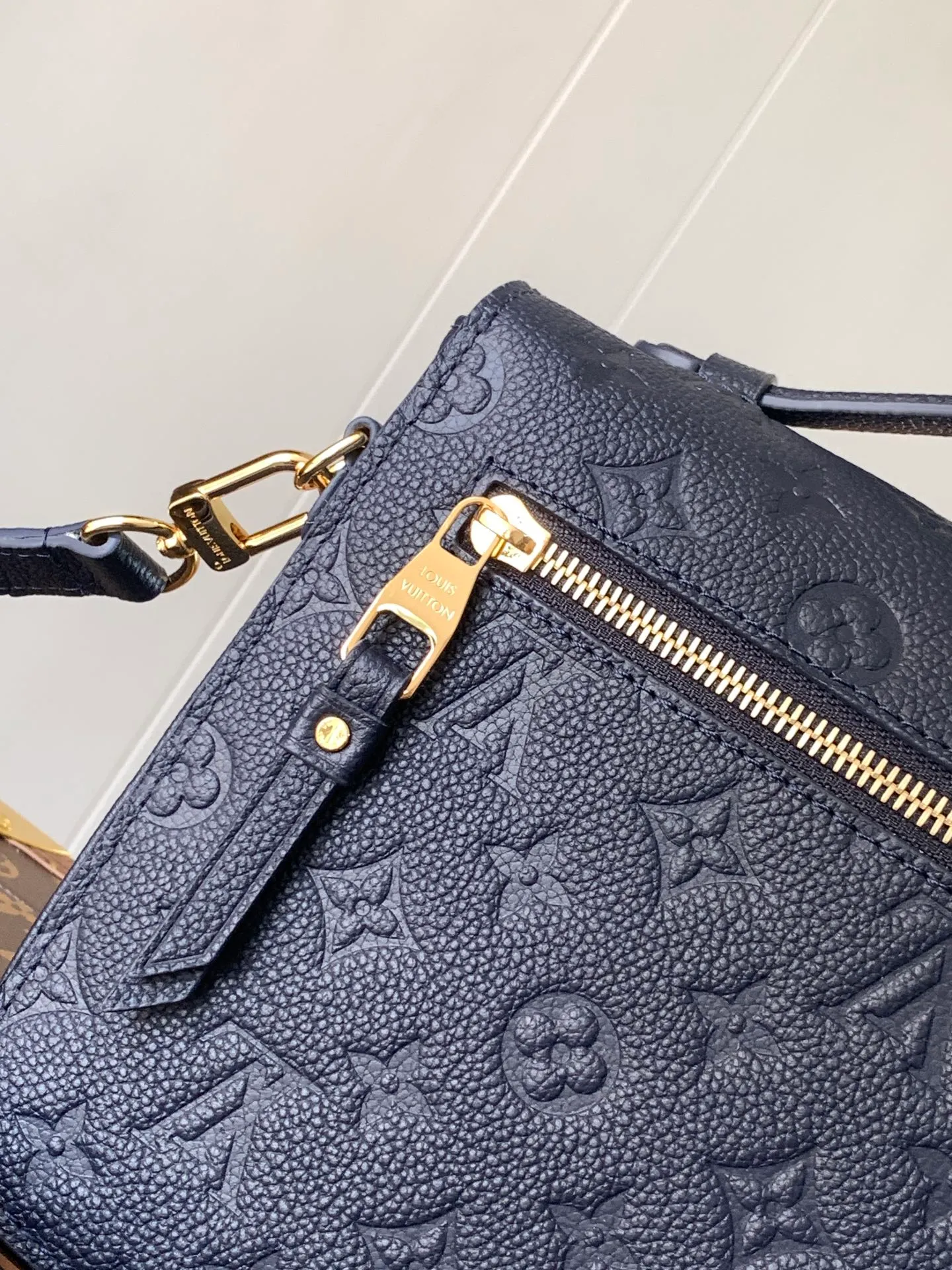 💰1040 (top layer leather) Top original M47142 new version blue M46613 maroon M44881 apricot M41487 black POCHETTE MÉTIS handbag Pochette Métis handbag interprets the classic college backpack with a restrained yet ingenious design. Soft Monogram Empreinte leather creates a compact and flexible structure that hides plenty of space. Detailed features 25 x 19 x 7 cm (Length x Height x Width) Monogram Empreinte embossed soft-grain cowhide / Soft-grain cowhide Soft-grain cowhide trim Textile lining Shoulder strap: Removable, adjustable Strap half-length: 48.0 cm Strap half-length adjustable to: 55.0 cm Handle: Single handle
