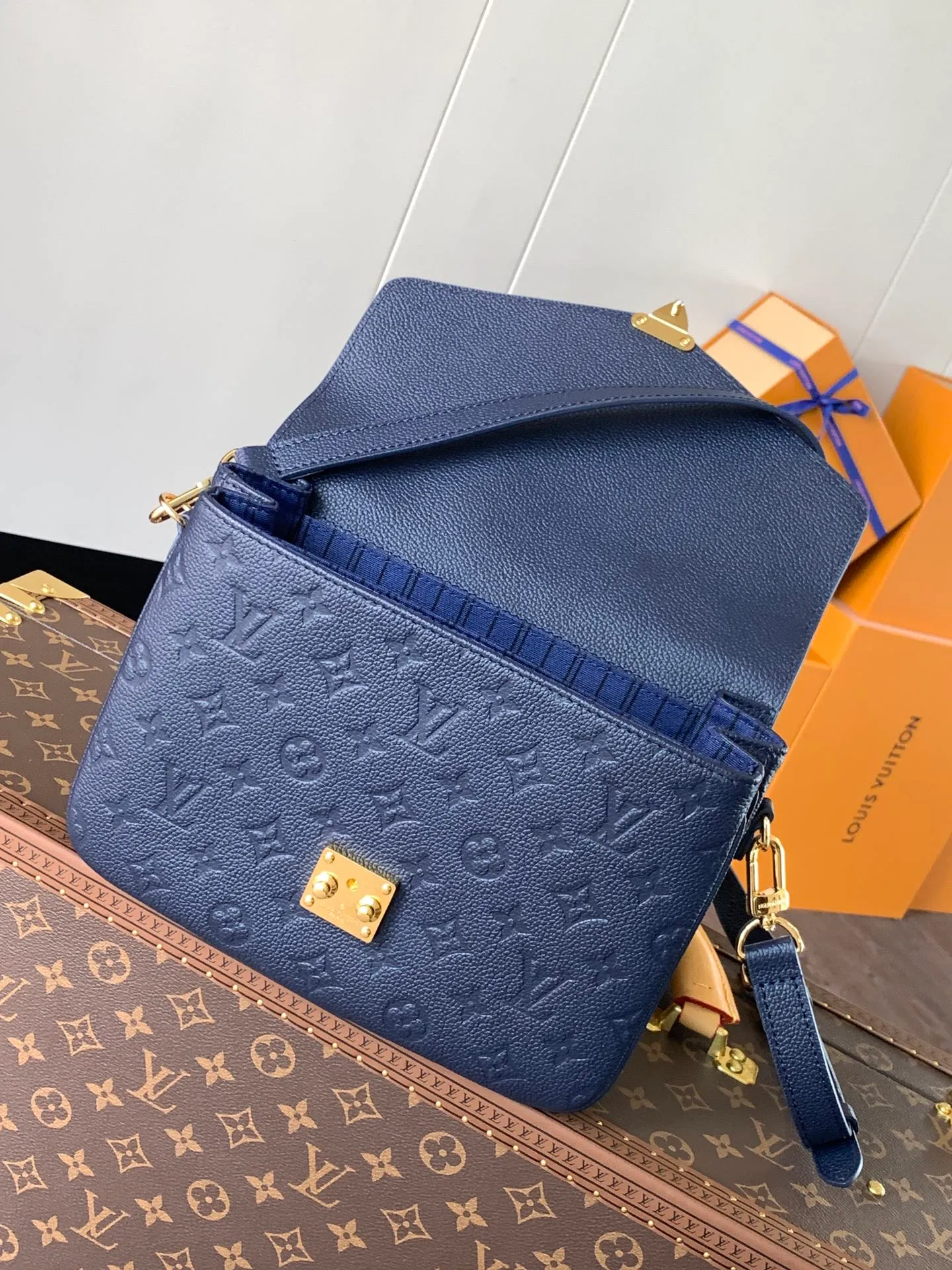 💰1040 (top layer leather) Top original M47142 new version blue M46613 maroon M44881 apricot M41487 black POCHETTE MÉTIS handbag Pochette Métis handbag interprets the classic college backpack with a restrained yet ingenious design. Soft Monogram Empreinte leather creates a compact and flexible structure that hides plenty of space. Detailed features 25 x 19 x 7 cm (Length x Height x Width) Monogram Empreinte embossed soft-grain cowhide / Soft-grain cowhide Soft-grain cowhide trim Textile lining Shoulder strap: Removable, adjustable Strap half-length: 48.0 cm Strap half-length adjustable to: 55.0 cm Handle: Single handle