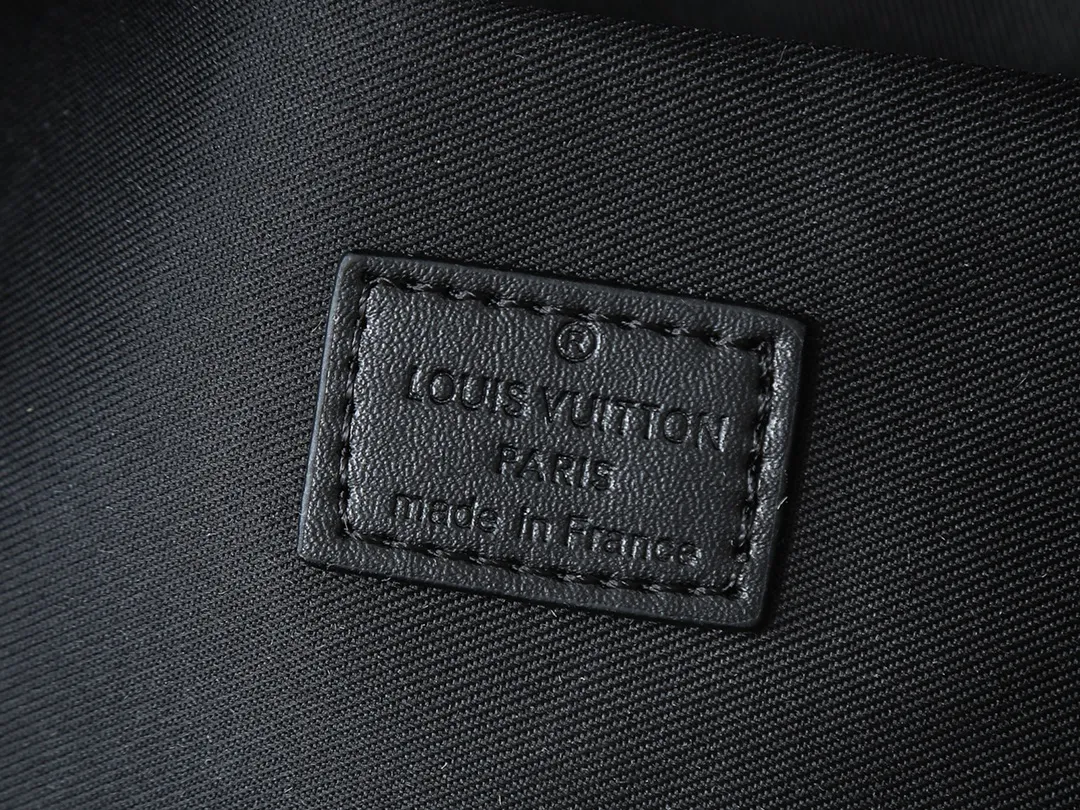 💰240💰Upgraded from the original version to the new version M44871 M44873 M44874 Made of Monogram Reverse canvas, this backpack is a personalized accessory for urban trendsetters, matching the energetic posture on the road. This backpack is lightweight, comfortable and practical, and its loose construction creates plenty of space. Dimensions: 28.0x 33.0x 16.0 cm (length x height x width)