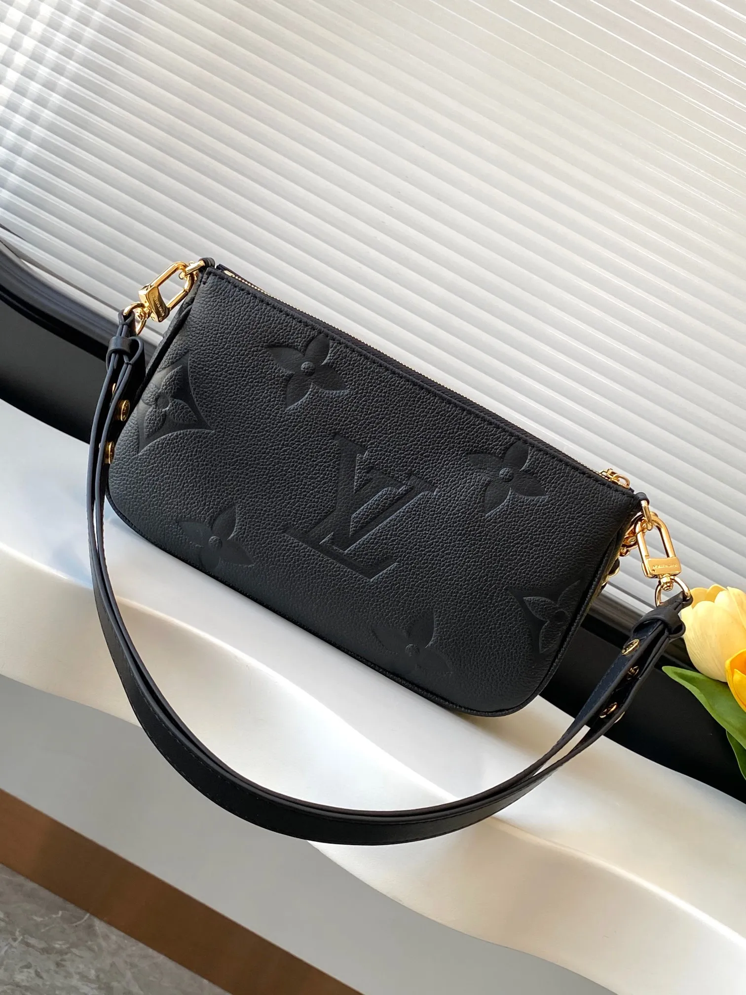 💰940 (top layer leather) top original single dynamic transcoding chip [three-piece mahjong bag] New full leather printing Highly practical in stock M22670 green M45777 black silk screen M80399 black embossed M80447 white embossed M45777 black silk screen M80447 white silk screen M45777 apricot embossed M45777 apricot silk screen M46093 color pink M46180 color blue [three-piece mahjong bag] New full leather printing Highly practical in stock M46569 off-white new version M45777 black silk screen M80399 black embossed M80447 white embossed M45777 black silk screen M80447 white silk screen M45777 apricot embossed M45777 apricot silk screen M46093 color pink. It is a must-have for celebrities and fashionable people. It has a very high appearance rate. It is not restricted by seasons. It is very suitable for matching clothes no matter what season. Carrying a three-piece mahjong bag will instantly transform you from an amateur to a fashion "blogger" who knows how to dress. Large: 23.5×13×4.5cm. Small: 18.5×11×4.5cm. 80%. A must-have for celebrities and fashionable people. It has a very high appearance rate. Not restricted by the season, it is very suitable for matching clothes no matter what season. Carrying a three-piece mahjong bag will instantly transform you from an amateur to a fashion "blogger" who knows how to dress 😎 Large: 23.5×13×4.5cm Small: 18.5×11×4.5cm 80%M It is a must-have for celebrities and fashionable people and has a very high appearance rate. Not restricted by the season, it is very suitable for matching clothes no matter what season. Carrying a three-piece mahjong bag on your back will instantly transform you from an amateur to a fashionable "blogger" who knows how to dress well 😎 Large: 23.5×13×4.5cm Small: 18.5×11×4.5cm 80%