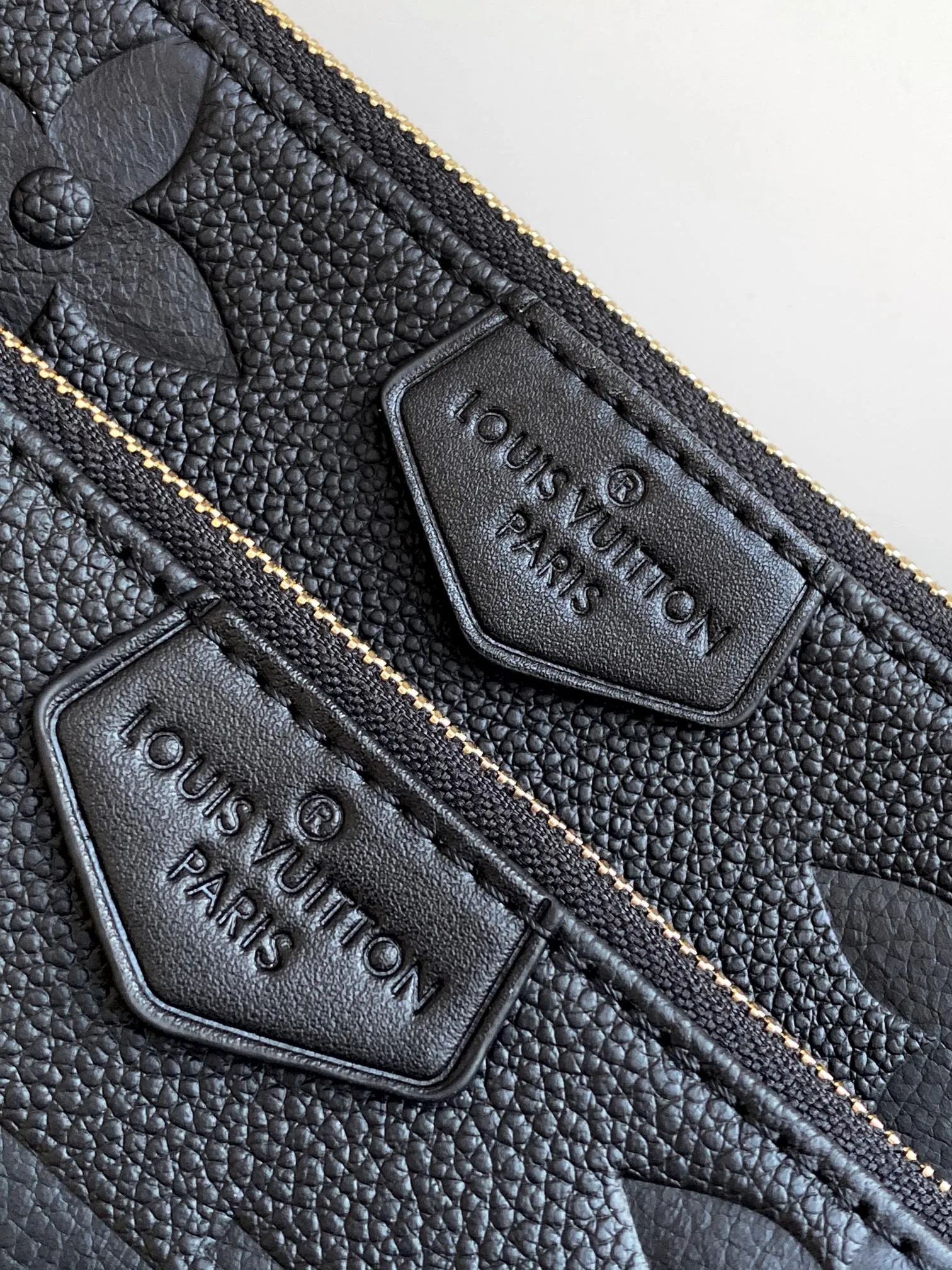 💰940 (top layer leather) top original single dynamic transcoding chip [three-piece mahjong bag] New full leather printing Highly practical in stock M22670 green M45777 black silk screen M80399 black embossed M80447 white embossed M45777 black silk screen M80447 white silk screen M45777 apricot embossed M45777 apricot silk screen M46093 color pink M46180 color blue [three-piece mahjong bag] New full leather printing Highly practical in stock M46569 off-white new version M45777 black silk screen M80399 black embossed M80447 white embossed M45777 black silk screen M80447 white silk screen M45777 apricot embossed M45777 apricot silk screen M46093 color pink. It is a must-have for celebrities and fashionable people. It has a very high appearance rate. It is not restricted by seasons. It is very suitable for matching clothes no matter what season. Carrying a three-piece mahjong bag will instantly transform you from an amateur to a fashion "blogger" who knows how to dress. Large: 23.5×13×4.5cm. Small: 18.5×11×4.5cm. 80%. A must-have for celebrities and fashionable people. It has a very high appearance rate. Not restricted by the season, it is very suitable for matching clothes no matter what season. Carrying a three-piece mahjong bag will instantly transform you from an amateur to a fashion "blogger" who knows how to dress 😎 Large: 23.5×13×4.5cm Small: 18.5×11×4.5cm 80%M It is a must-have for celebrities and fashionable people and has a very high appearance rate. Not restricted by the season, it is very suitable for matching clothes no matter what season. Carrying a three-piece mahjong bag on your back will instantly transform you from an amateur to a fashionable "blogger" who knows how to dress well 😎 Large: 23.5×13×4.5cm Small: 18.5×11×4.5cm 80%