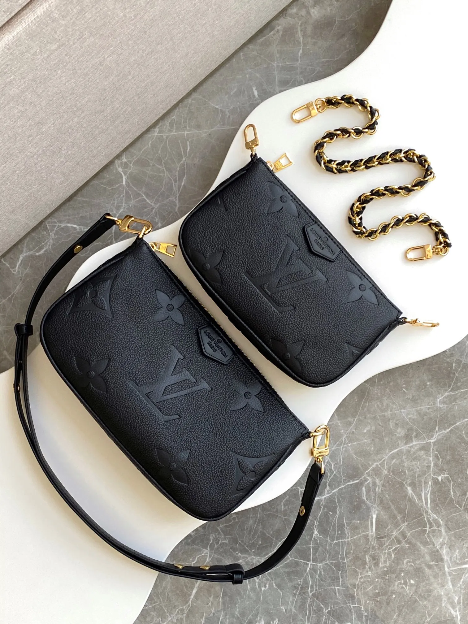 💰940 (top layer leather) top original single dynamic transcoding chip [three-piece mahjong bag] New full leather printing Highly practical in stock M22670 green M45777 black silk screen M80399 black embossed M80447 white embossed M45777 black silk screen M80447 white silk screen M45777 apricot embossed M45777 apricot silk screen M46093 color pink M46180 color blue [three-piece mahjong bag] New full leather printing Highly practical in stock M46569 off-white new version M45777 black silk screen M80399 black embossed M80447 white embossed M45777 black silk screen M80447 white silk screen M45777 apricot embossed M45777 apricot silk screen M46093 color pink. It is a must-have for celebrities and fashionable people. It has a very high appearance rate. It is not restricted by seasons. It is very suitable for matching clothes no matter what season. Carrying a three-piece mahjong bag will instantly transform you from an amateur to a fashion "blogger" who knows how to dress. Large: 23.5×13×4.5cm. Small: 18.5×11×4.5cm. 80%. A must-have for celebrities and fashionable people. It has a very high appearance rate. Not restricted by the season, it is very suitable for matching clothes no matter what season. Carrying a three-piece mahjong bag will instantly transform you from an amateur to a fashion "blogger" who knows how to dress 😎 Large: 23.5×13×4.5cm Small: 18.5×11×4.5cm 80%M It is a must-have for celebrities and fashionable people and has a very high appearance rate. Not restricted by the season, it is very suitable for matching clothes no matter what season. Carrying a three-piece mahjong bag on your back will instantly transform you from an amateur to a fashionable "blogger" who knows how to dress well 😎 Large: 23.5×13×4.5cm Small: 18.5×11×4.5cm 80%