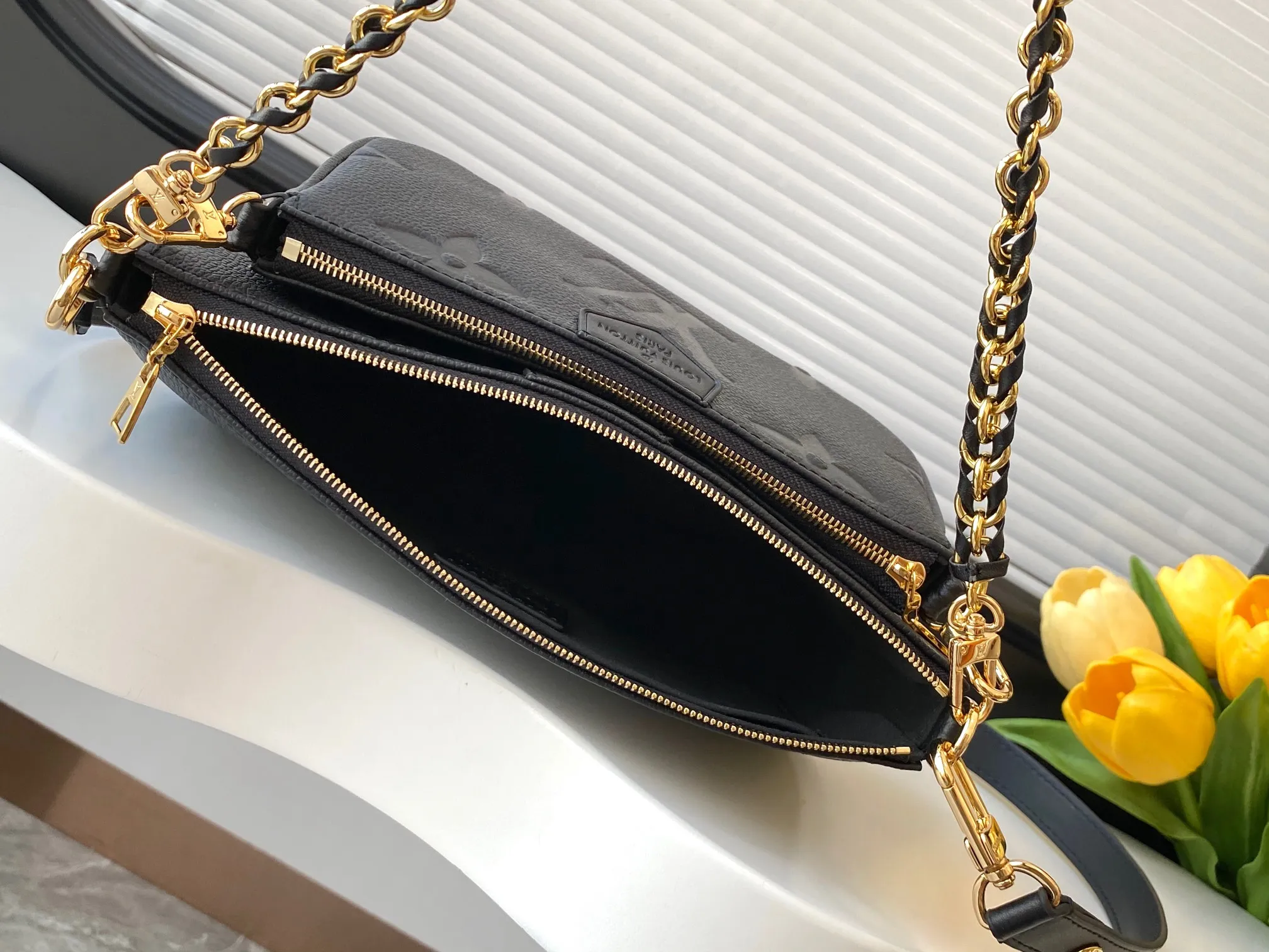 💰940 (top layer leather) top original single dynamic transcoding chip [three-piece mahjong bag] New full leather printing Highly practical in stock M22670 green M45777 black silk screen M80399 black embossed M80447 white embossed M45777 black silk screen M80447 white silk screen M45777 apricot embossed M45777 apricot silk screen M46093 color pink M46180 color blue [three-piece mahjong bag] New full leather printing Highly practical in stock M46569 off-white new version M45777 black silk screen M80399 black embossed M80447 white embossed M45777 black silk screen M80447 white silk screen M45777 apricot embossed M45777 apricot silk screen M46093 color pink. It is a must-have for celebrities and fashionable people. It has a very high appearance rate. It is not restricted by seasons. It is very suitable for matching clothes no matter what season. Carrying a three-piece mahjong bag will instantly transform you from an amateur to a fashion "blogger" who knows how to dress. Large: 23.5×13×4.5cm. Small: 18.5×11×4.5cm. 80%. A must-have for celebrities and fashionable people. It has a very high appearance rate. Not restricted by the season, it is very suitable for matching clothes no matter what season. Carrying a three-piece mahjong bag will instantly transform you from an amateur to a fashion "blogger" who knows how to dress 😎 Large: 23.5×13×4.5cm Small: 18.5×11×4.5cm 80%M It is a must-have for celebrities and fashionable people and has a very high appearance rate. Not restricted by the season, it is very suitable for matching clothes no matter what season. Carrying a three-piece mahjong bag on your back will instantly transform you from an amateur to a fashionable "blogger" who knows how to dress well 😎 Large: 23.5×13×4.5cm Small: 18.5×11×4.5cm 80%