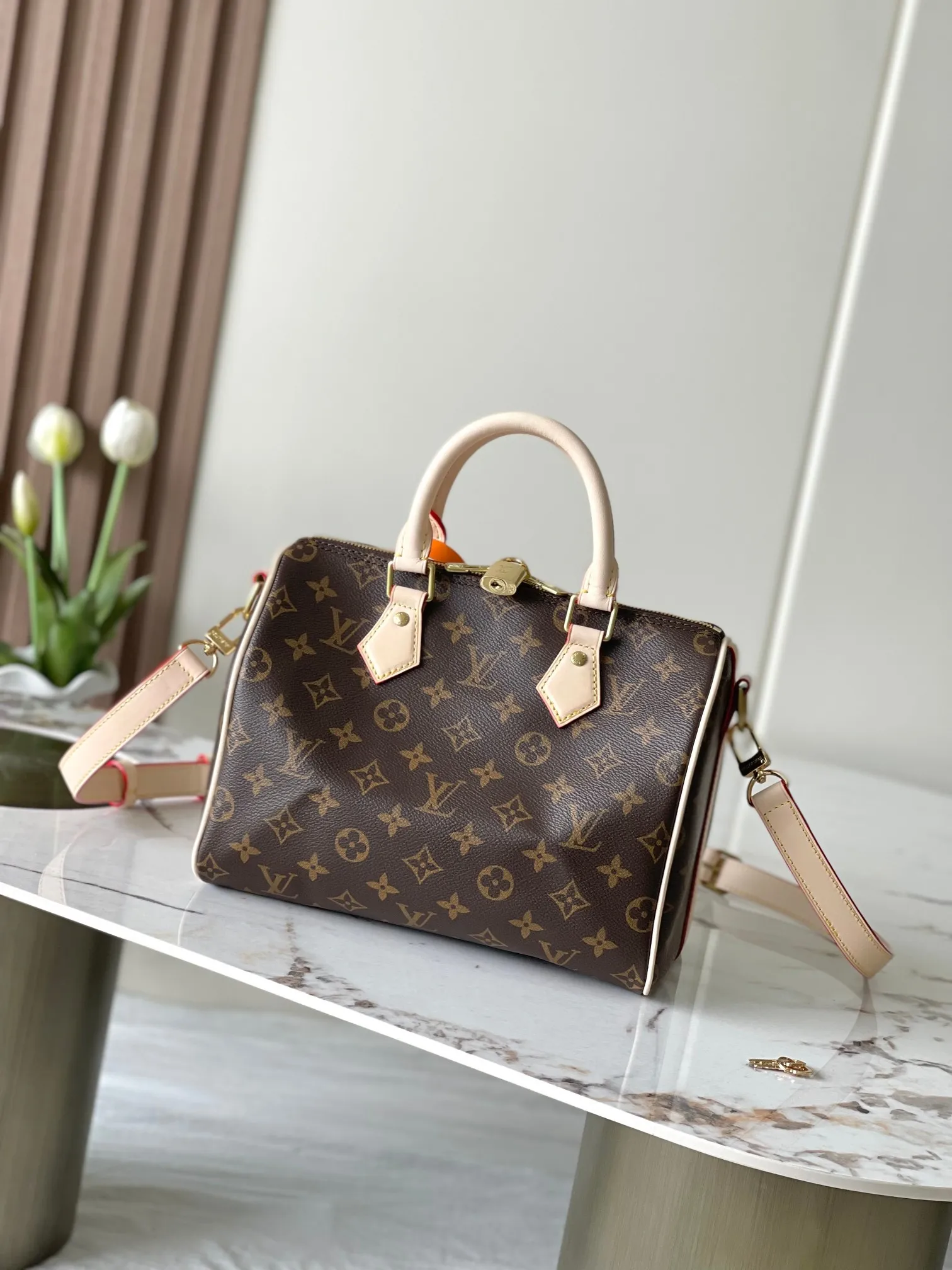 💰760 Top original model 41113 Flower Speedy series handbags were originally designed for travelers. The name pays tribute to the booming rapid transit system in the 1930s. This Speedy Bandoulière 25 handbag is made of Monogram canvas to reproduce the iconic structure, and continues the classic details with rolled leather handles, engraved padlock and detachable shoulder strap, making it an ideal choice for urban travel. 25x19x15cm