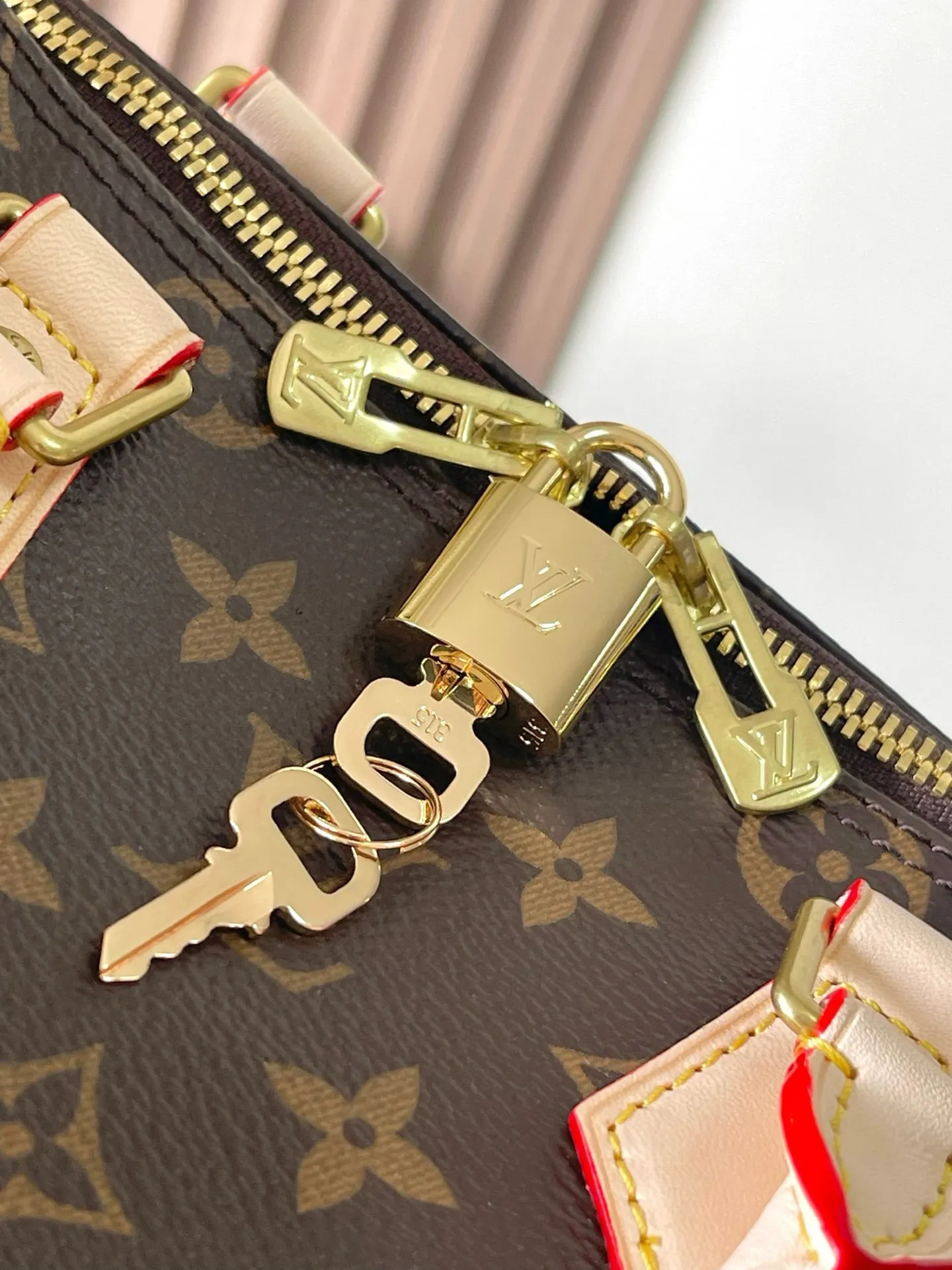 💰760 Top original model 41113 Flower Speedy series handbags were originally designed for travelers. The name pays tribute to the booming rapid transit system in the 1930s. This Speedy Bandoulière 25 handbag is made of Monogram canvas to reproduce the iconic structure, and continues the classic details with rolled leather handles, engraved padlock and detachable shoulder strap, making it an ideal choice for urban travel. 25x19x15cm
