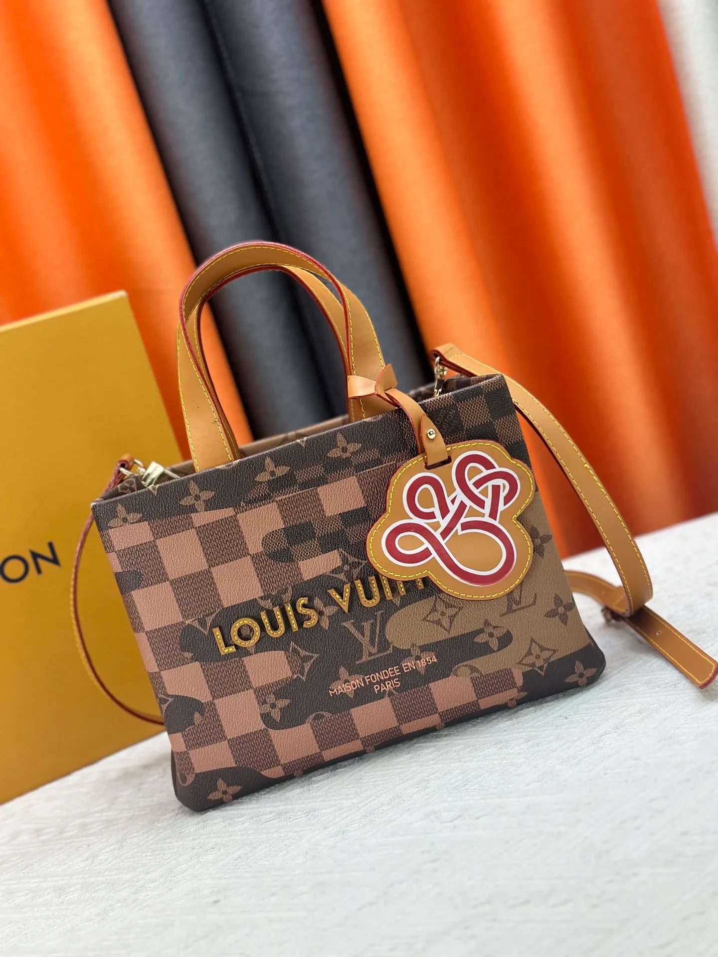 P280 M13940 Gradient Blue Khaki Color Check Black Check Presbyopia Orange Black Green Pink PHARREL and NIGO collection’s joint series Top original order This Shopper medium handbag draws inspiration from Louis Vuitton shopping bags, with the words Louis Vuitton and Maison Fondée En 1854 written on soft cow leather, with a top handle and a detachable shoulder strap. 25x19x11 • Cow leather • Cow leather trim • Textile lining • Metal hardware • Musketon closure • Main compartment • Zip pocket • Double patch pockets • Handles: Double handle