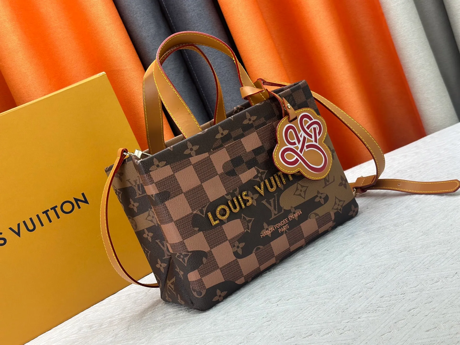 P280 M13940 Gradient Blue Khaki Color Check Black Check Presbyopia Orange Black Green Pink PHARREL and NIGO collection’s joint series Top original order This Shopper medium handbag draws inspiration from Louis Vuitton shopping bags, with the words Louis Vuitton and Maison Fondée En 1854 written on soft cow leather, with a top handle and a detachable shoulder strap. 25x19x11 • Cow leather • Cow leather trim • Textile lining • Metal hardware • Musketon closure • Main compartment • Zip pocket • Double patch pockets • Handles: Double handle