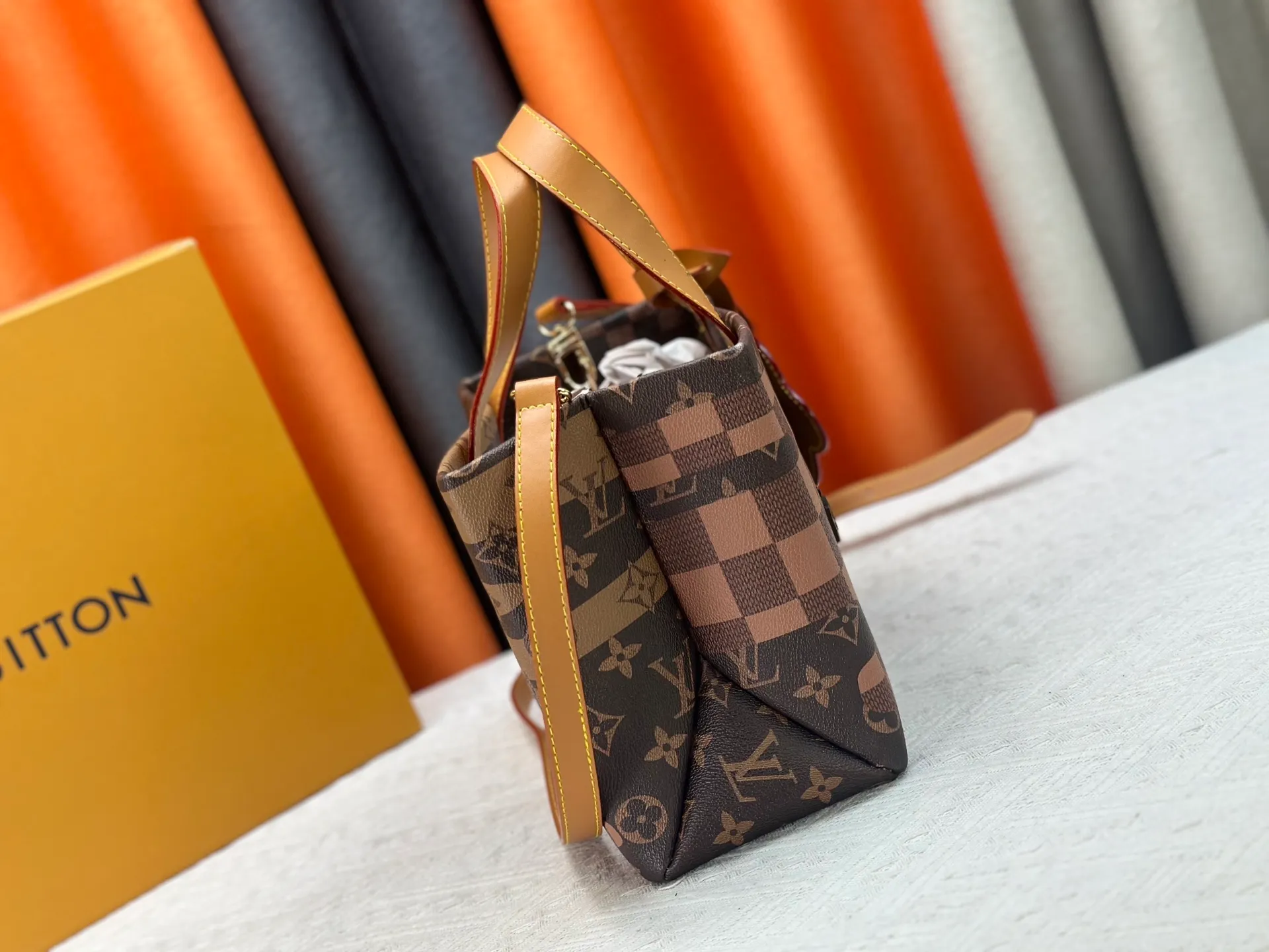 P280 M13940 Gradient Blue Khaki Color Check Black Check Presbyopia Orange Black Green Pink PHARREL and NIGO collection’s joint series Top original order This Shopper medium handbag draws inspiration from Louis Vuitton shopping bags, with the words Louis Vuitton and Maison Fondée En 1854 written on soft cow leather, with a top handle and a detachable shoulder strap. 25x19x11 • Cow leather • Cow leather trim • Textile lining • Metal hardware • Musketon closure • Main compartment • Zip pocket • Double patch pockets • Handles: Double handle