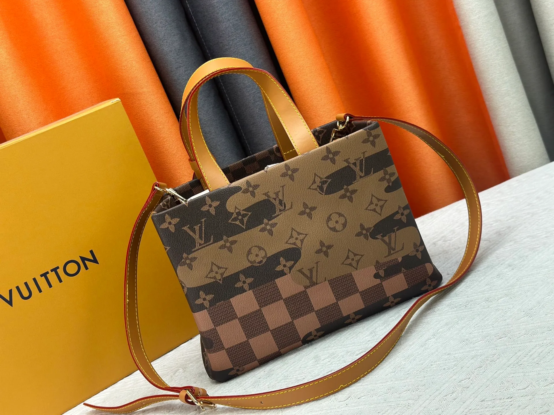 P280 M13940 Gradient Blue Khaki Color Check Black Check Presbyopia Orange Black Green Pink PHARREL and NIGO collection’s joint series Top original order This Shopper medium handbag draws inspiration from Louis Vuitton shopping bags, with the words Louis Vuitton and Maison Fondée En 1854 written on soft cow leather, with a top handle and a detachable shoulder strap. 25x19x11 • Cow leather • Cow leather trim • Textile lining • Metal hardware • Musketon closure • Main compartment • Zip pocket • Double patch pockets • Handles: Double handle