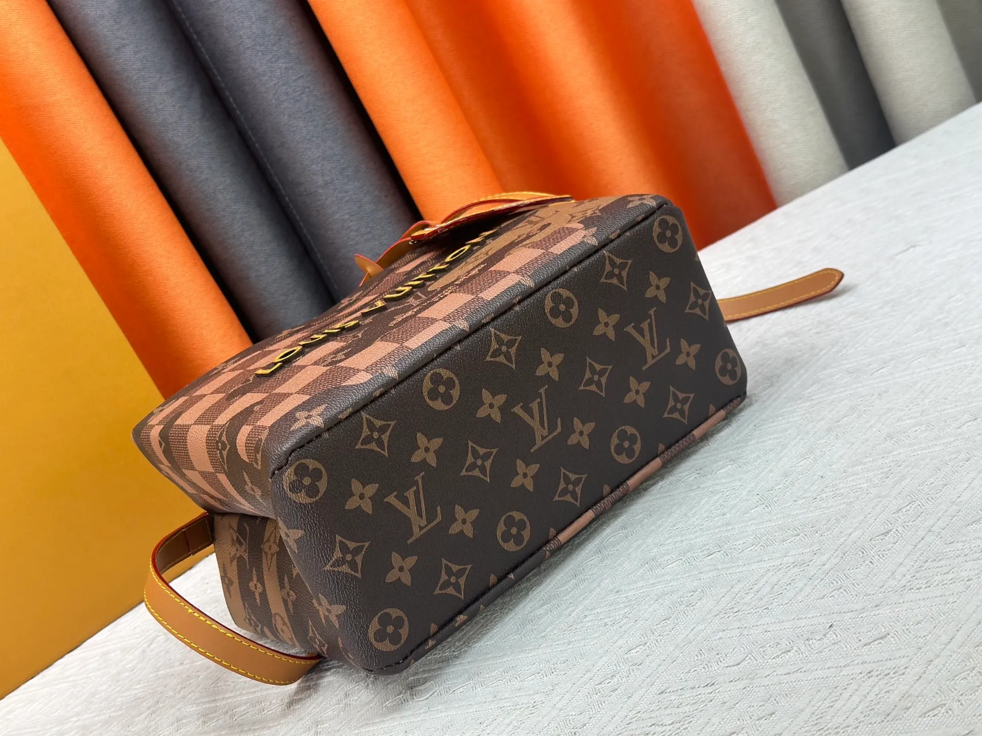 P280 M13940 Gradient Blue Khaki Color Check Black Check Presbyopia Orange Black Green Pink PHARREL and NIGO collection’s joint series Top original order This Shopper medium handbag draws inspiration from Louis Vuitton shopping bags, with the words Louis Vuitton and Maison Fondée En 1854 written on soft cow leather, with a top handle and a detachable shoulder strap. 25x19x11 • Cow leather • Cow leather trim • Textile lining • Metal hardware • Musketon closure • Main compartment • Zip pocket • Double patch pockets • Handles: Double handle