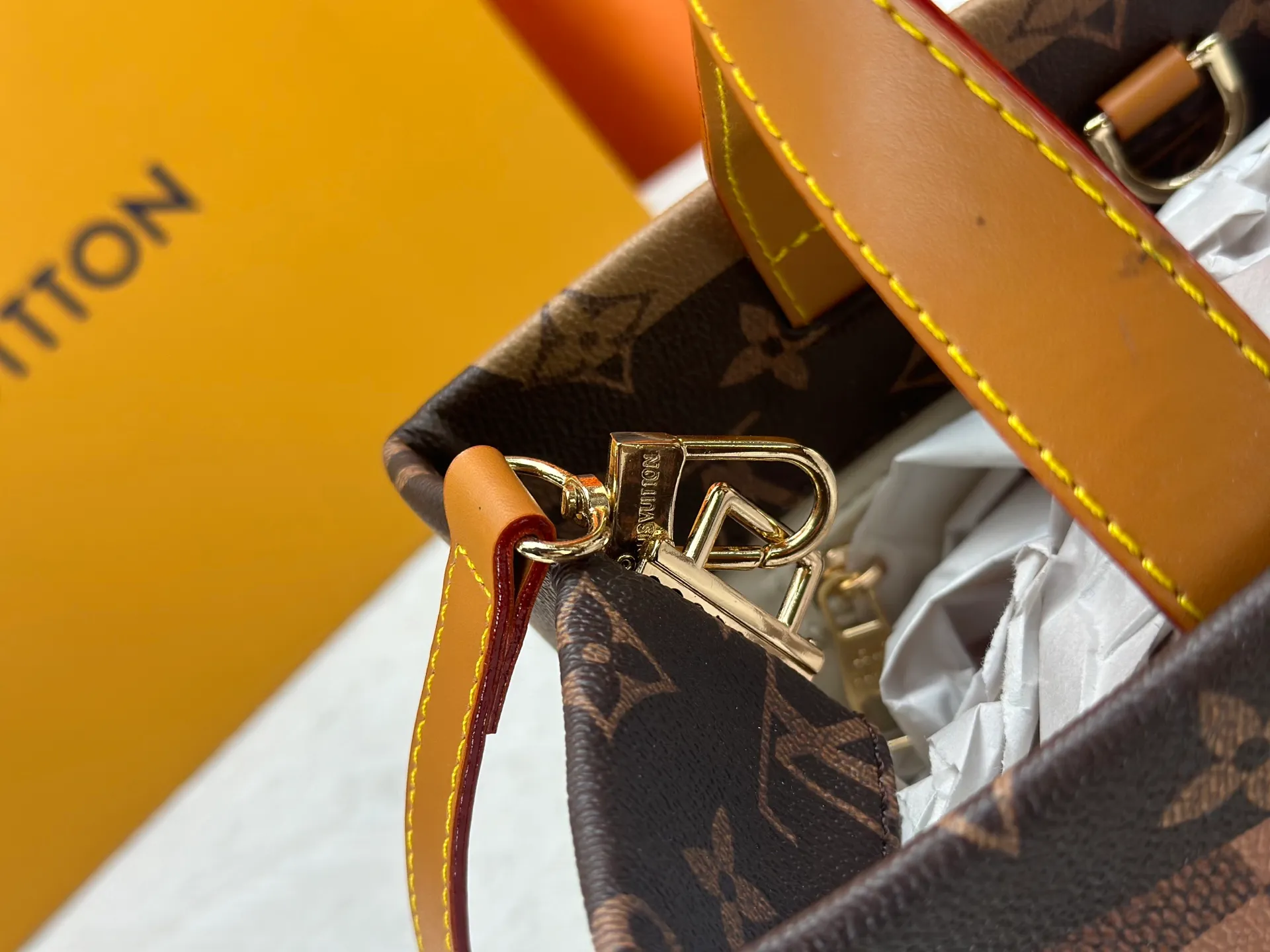 P280 M13940 Gradient Blue Khaki Color Check Black Check Presbyopia Orange Black Green Pink PHARREL and NIGO collection’s joint series Top original order This Shopper medium handbag draws inspiration from Louis Vuitton shopping bags, with the words Louis Vuitton and Maison Fondée En 1854 written on soft cow leather, with a top handle and a detachable shoulder strap. 25x19x11 • Cow leather • Cow leather trim • Textile lining • Metal hardware • Musketon closure • Main compartment • Zip pocket • Double patch pockets • Handles: Double handle