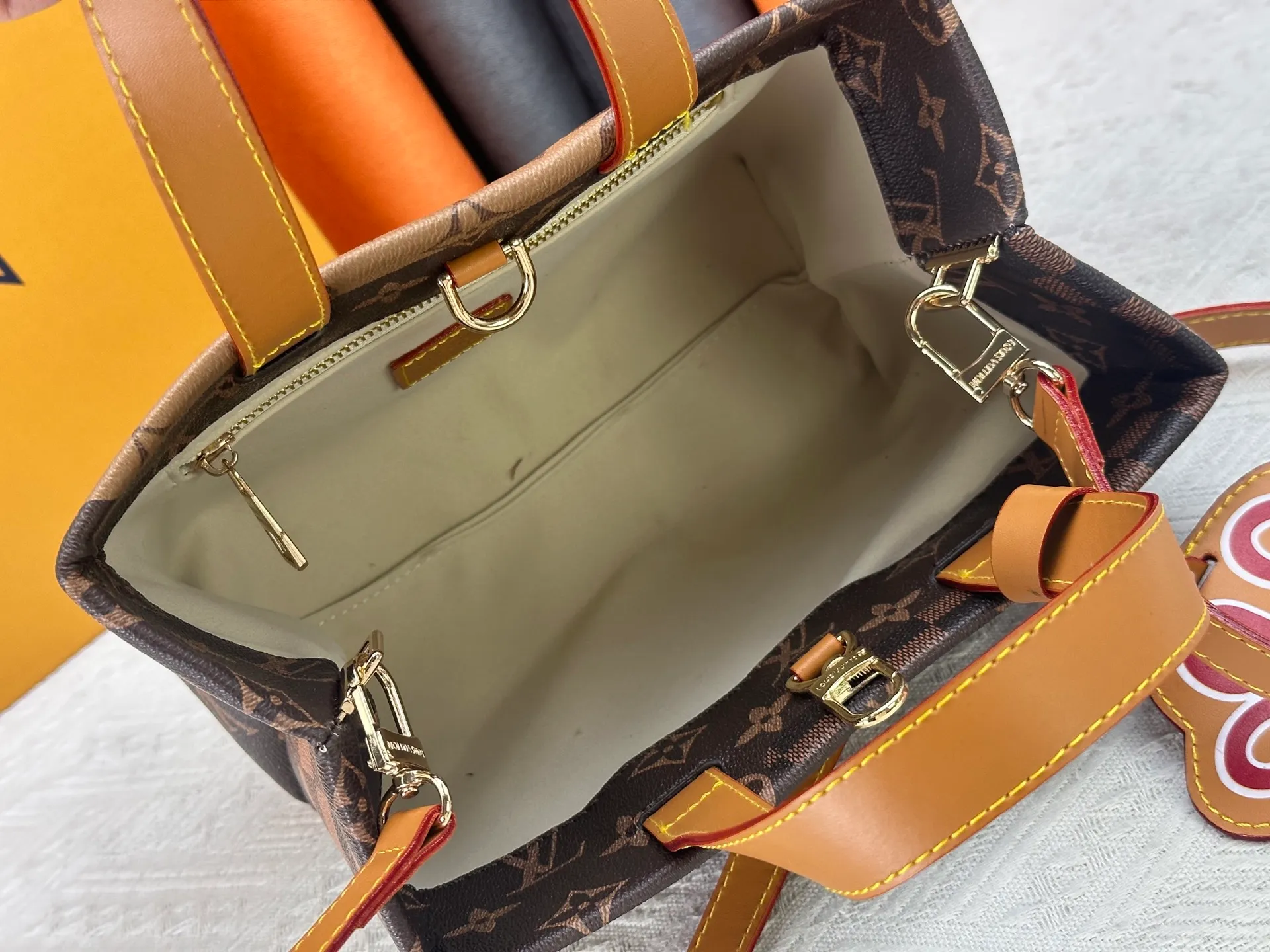 P280 M13940 Gradient Blue Khaki Color Check Black Check Presbyopia Orange Black Green Pink PHARREL and NIGO collection’s joint series Top original order This Shopper medium handbag draws inspiration from Louis Vuitton shopping bags, with the words Louis Vuitton and Maison Fondée En 1854 written on soft cow leather, with a top handle and a detachable shoulder strap. 25x19x11 • Cow leather • Cow leather trim • Textile lining • Metal hardware • Musketon closure • Main compartment • Zip pocket • Double patch pockets • Handles: Double handle