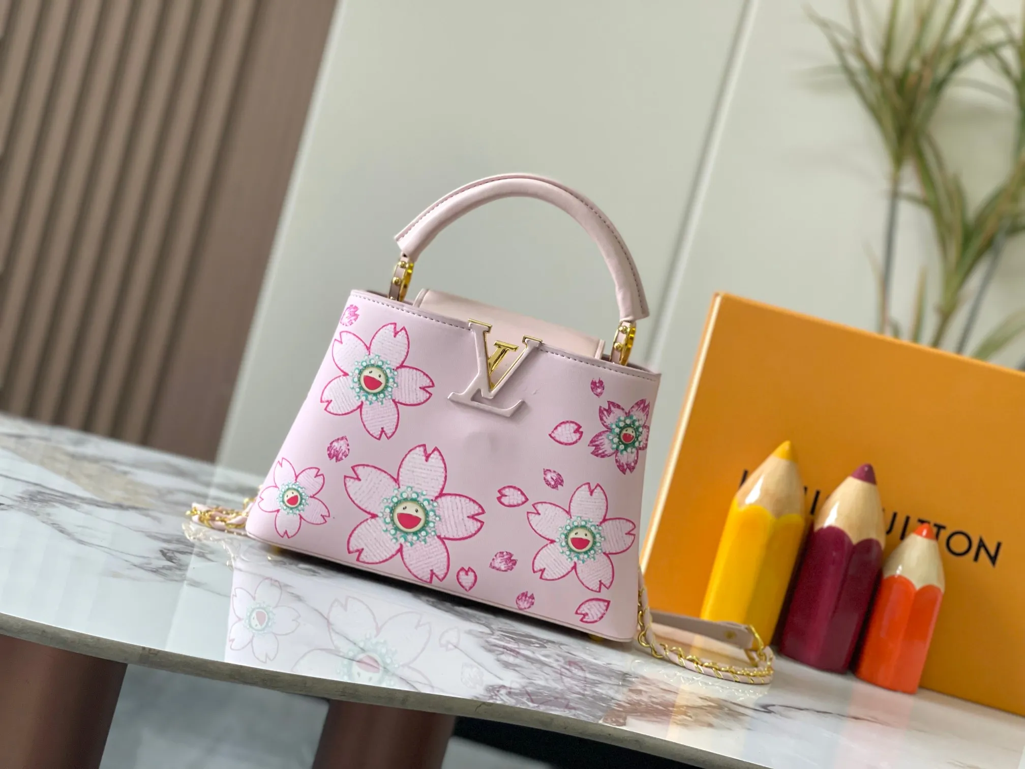 p440 [Guangzhou top quality original version] Capucines BB Model: 13250 pink Material: plain graffiti Hardware upgrade Highlights: LV initials, unique edge ring, fine Monogram flowers on the flap. Size: 27×18×9cm