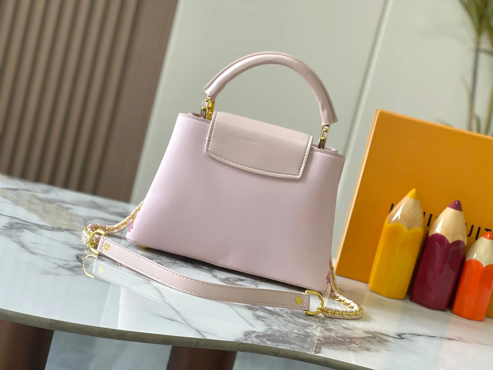 p440 [Guangzhou top quality original version] Capucines BB Model: 13250 pink Material: plain graffiti Hardware upgrade Highlights: LV initials, unique edge ring, fine Monogram flowers on the flap. Size: 27×18×9cm